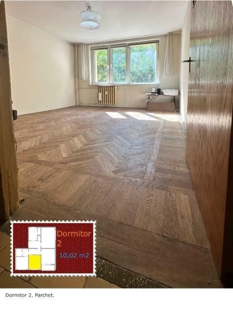 Direct de la proprietar - Dr.Taberei, Romancierilor, Metrou, disponibil imediat, - Descrierea blocului în care se află apartamentul
Bloc construit în 1971, de 4 etaje de tip D, cu 6 scări, În total 60 de apartamente şi 54 de garaje.
Fiecare scară a blocului este configurată astfel:
- La nivelul străzii â€“ scară de acces şi 9 garaje, 2 variante de garaje, 4 mai late şi 5 mai înguste (diferenţa în lăţime â€“ 0,4 m). În faţa blocului 4, în spate 5 garaje.
- Parter (Hochparter) â€“ 2 apartamente de câte 3 camere şi 1 spălătorie (comună) a scării. 
- Etajele 1 la 4 â€“ 1 apartament de 4 camere şi 1 apartament de 3 camere.
Faţa blocului este orientată spre nord â€“ sufragerii şi bucătării, iar spatele blocului spre sud â€“ dormitoare. Excepţie fac apartamentele care se află la cele 2 capete ale blocului, care ferestrele de la sufragerii spre est â€“ cele de la prima scară, respectiv spre vest â€“ cele de la ultima scară.

Faţada şi acoperişul blocului au fost izolate termic / anvelopate, iar intrările de la cele 6 scări au fost reconfigurate de la 1 rând la 2 rânduri de uşi termopan. Toate ferestrele scărilor şi toate logiile au ferestre termopan.

Apartamentul
Este compus din 4 camere â€“ una din camere cu balcon tip logie, bucătarie cu cămară / debara, baie cu cadă de baie, chiuvetă şi WC, un WC serviciu separat, precum şi un hol de legătură compus din vestibul, hol şi sas baie.
Compartimentarea este de tip decomandat, accesul la fiecare din încăperi se face prin hol.

Distanţele între ferestrele apartamentului şi blocurile de vecinătate:
- Dormitoare (însorite, orientate spre sud) = 20 m, spre o alee secundară, numai pentru acess la garaje
- Sufragerie (însorită dimineaţa, orientată spre est) = 54 m, spre strada Cetatea Histria, cu spaţiu verde între bloc şi stradă
- Bucătarie (orientată spre nord) = 50 m, spre o alee secundară, acess la garaje şi parcări de reşedinţă.
Pentru comparaţie, lăţimea totală a bulevardului Drumul Taberei care este de de aprox. 56 m.

Conform releveului (vedeţi fotografie extras cadastru), 
- suprafaţa utilă este de 76,77 m2
- suprafaţa totală utilăâ€“ suprafaţa utilă plus logia â€“ este de 81,44 m2.

Încălzirea se face prin calorifere în sistem de termoficare.

Podele â€“ parchet din stejar masiv, iar în restul apartamentului gresie â€“numai în logie podeaua este de ciment.
Pereţii â€“ apartamentul este tencuit şi zugrăvit, în plus bucătăria, baia şi WCul de serviciu sânt placate cu faianţă.

După 1990 succesiv apartamentul a fost modernizat şi îmbunătăţit:
- Ferestre termopan
- Instalaţie de aer condiţionat în sufragerie
- Uşă metalică de apartament antiefracţie, 2 yale, 2 vizoare.
- CATV; fibra optică; interfon.
- Contor digital energie electrică, ceasuri de apă, repartitoare de căldură radio la calorifere.

Apartamentul este nemobilat, dar bucătăria este funcţională â€“ aragaz, frigider, microunde. În cămară şi logie â€“ rafturi metalice de depozitat, construite pe măsură.

Garajul
Are o adâncime de 5,06 m şi o lăţime de 3,41 m, suprafaţa fiind de 17,25 m2. Cu o lăţime de 3,41 m, este unul dintre garajele mai late şi deci mai mari.
Chiuvetă cu apă caldă şi rece, prize de curent 24 si 220 volţi.
În faţa garajului un loc suplimentar de parcare în folosinţă exclusivă.

Info â€“ chiria unui loc de parcare de reşedinţă în Drumul Taberei â€“ zona galbenă / C â€“ este de 455 RON pe an, tarif valabil în 2024.

Descrierea utilităţilor şi a proximităţii
Creşe, grădiniţe de copii, şcoali gimnaziale, colegii naţionale / licee (distanţele în minute de mers pe jos):
Reţea stat:
- 1 creşă la 9 minute, altă creşă in cartier
- 2 grădiniţe de copii, fiecare la 5 minute, alte 6 în apropiere, la distanţe între 9 şi 19 minute
- 1 şcoală gimnazială la 3 minute, alte 3 în apropiere, la distanţe între 9 şi 11 minute
- 2 colegii naţionale, la 4 minute şi la 10 minute, alte 2 la 14 şi 25 minute
Reţea privată:
- 3 grădiniţe de copii la distanţe de la 14 pâna la 20 minute
- 1 liceu la 17 minute
Cabinte medicale
1 policlinică, la 4 minute
Diferite cabinete medicale şi de stomatologie
Magazine de proximitate
Magazine de alimentaţie, supermarketuri, de produse nealimentare, de servicii: farmacii, bănci, telecomunicaţii, poştă, etc., pe o rază de până la 20 minute. De remarcat piaţa Valea Ialomiţei, cu produse în principal agroalimentare, la tarabe şi în minimagazine, la 9 minute.
2 megaâ€“supermarketuri â€“ Kaufland şi Auchan, fiecare cu galerie de magazine
3 maluri â€“ AFI Cotroceni, Plaza România şi Supernova Lujerului.
Brico şi mobilă â€“ 2xDedeman, zonele Valea Cascadelor şi Bulevardul Ghencea
Restaurante
Nenumărate restaurante clasice şi fast food, de remarcat intersecţia Drumul Taberei / Romacierilor la 5 minute.
Transport în comun
Metrou 
 â€“ staţia M5 Romancierilor, la 2 minute.
Autobuze
 â€“ staţia Romancierilor: 105, 138, 168, N116 şi N121â€“ autobuze de noapte
â€“ staţia Piaţa Valea Ialomiţei: 105, 138, 168, N116, N121 â€“ vezi staţiile Romancierilor, 93, 232 
Tramvai
â€“ staţia Romancierilor / Bulevardul Timişoara: 25