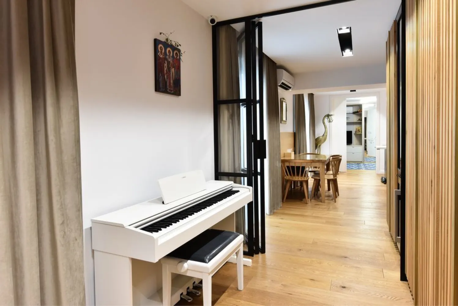 Apartament Duplex 5 camere Aviatiei - Cloud 9 Residence Lux - **Oportunitate rară în Aviației - Herastrău - Pipera: Proprietate perfectă pentru familii cu copii**

Descoperiți acest imobil de lux, complet echipat și mobilat, ideal pentru o familie activă în inima Bucureștiului.

**Caracteristici principale:**
- **Tip imobil:** Duplex, format din 2 apartamente alipite, cu 5 camere
- **Suprafață construită:** 200 mp și curte de 30 mp în complexul Cloud 9 Residence
- **Finisaje de lux:** Design interior realizat de un specialist cu atentie la compartimentare si eficientizare unitati locative de lux
- **Mobilă și pardoseală:** Lemn masiv de cea mai înaltă calitate, parchet din lemn natural

**Locație privilegiată:**
- **Conectivitate excelentă:** Metrou Aviației la 8 minute pe jos, aproape de DRPCIV și Carrefour Market în incinta complexului
- **Recreere și utilități:** Parcul Herăstrău și Ponderas la scurtă distanță cu mașina
- **Accesibilitate:** Aeroportul Băneasa în 15 minute și Otopeni în 20 minute cu mașina

**Dotări și facilități:**
- **Spații generoase:** 4 dormitoare, dressing separat, living cu înălțime de 6 m
- **Bucătărie complet mobilată și utilată:** Equipată pentru confortul maxim al familiei
- **Confort modern:** Sistem smart home pentru controlul eficient al temperaturii și încărcare auto electrică

**Alte detalii:**
- **Parcare:** Locuri disponibile contra cost, în apropierea liftului de la etajul -1 si cu statie de incarcare electrica. 
- **Preț:** 699.000 EURO + TVA

Acest imobil unic reprezintă o oportunitate de neegalat pentru cei care apreciază confortul și luxul într-o locație centrală din București.