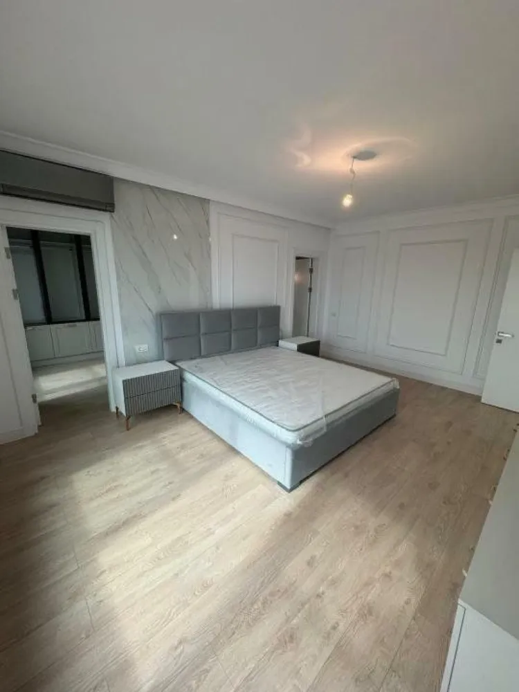 Penthouse complex nou 4 camere la 5 min de metrou Timpuri Noi - Penthouse et. 6/6 la 5 minute de metrou Timpuri Noi
163.7 mp utili + 45.1 mp terasa
3 dormitoare, dintre care 2 dintre ele cu baie si dressing propriu.
Apartament complet mobilat, utilat.
Pretul este 645.000 euro +TVA.