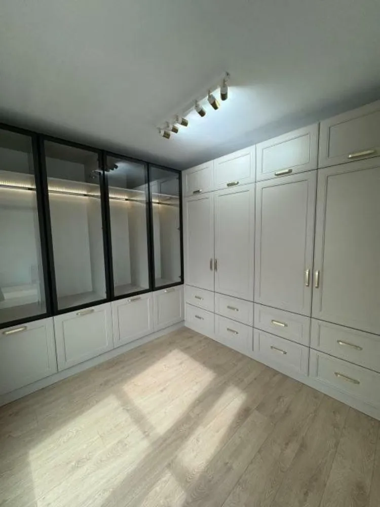 Penthouse complex nou 4 camere la 5 min de metrou Timpuri Noi - Penthouse et. 6/6 la 5 minute de metrou Timpuri Noi
163.7 mp utili + 45.1 mp terasa
3 dormitoare, dintre care 2 dintre ele cu baie si dressing propriu.
Apartament complet mobilat, utilat.
Pretul este 645.000 euro +TVA.