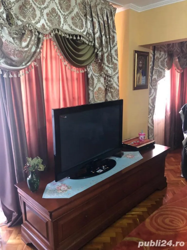 Apartament Calea MOSILOR 229 - Mobila gama lux mobexpert'gresie "faianta"tapet'usi lemn 'usa intrare antifurt'masina de spalat 'pardel lux draperi gama lux 'tapet gama lux' sauna 'lustre cristal' parchet stejar termopan PVC cu 5 camere terasa