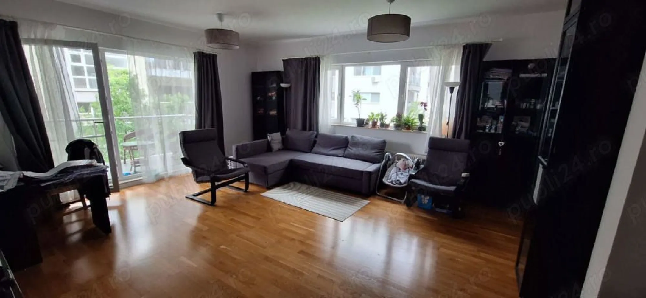 Vand apartament cu 4 camere - Va rog nu sunati de la agentii imobiliare, sa nu ne pierdem timpul, nu colaborez!

Vand apartament cu 4 camere, etaj 1 din 5 in cartierul FeliCity, zona Baneasa, in sectorul 1 al capitalei. Apartamentul este spatios, cu o suprafata interioara utila de 92 mp si o terasa de 11 mp.
Are 3 grupuri sanitare cu ventilator.
Are 3 dormitoare complet mobilate si utilate.
Are centrala termica proprie, 2 masini de spalat, usvator de rufe, televizor nou.
Dispune de 2 locuri de parcare subterane, incluse in pret.
Blocul dipune de lift si rampa de urcare in bloc.
Complexul are buncare antiatomice, este pazit si curatat zilnic.
Blocul este din beton armat turnat, extrem de rezistent la seisme puternice.
Padurea Baneasa este disponibila in imediata apropiere pentru plimbari.
Accesul cu masina se face de pe centura capitale