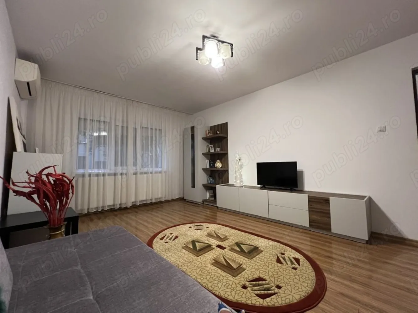 Apart. 2 cam. decom, Dreptatii, 700m de metrou Lujerului, mobila NOUA - Apartament 2 camere decomandat, complet igienizat si cu mobilier nou de la Mobexpert (exceptie - partial bucataria), frigider si masina de spalat noi, la prima inchiriere. Apartamentul este foarte calduros iarna si racoros vara, situat la parter intr-un bloc cu 4 etaje, pe o strada deosebit de linistita si plina de verdeata. Apartamentul are vedere catre gradina din fata blocului, frumos amenajata. Se poate rezerva loc de parcare de la primarie. Disponibil imediat. (Fara animale de companie.)