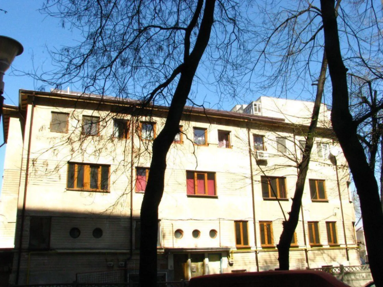 9 camere, Bd. Ferdinand, langa metrou Iancului - De vanzare 3 apartamente invecinate (2 + 3 + 4 camere) in bloc interbelic fara risc seismic, suprafata utila 195 mp, plus teren aferent 150 mp in proprietate indiviza. 

2 apartamente (2 + 4 camere) se afla la mezanin (parter inalt). Al treilea (3 camere) se afla la demisol si toate camerele au ferestre (inclusiv baia si bucataria). Apartamentele pot fi folosite impreuna sau individual. Fiecare apartament are intrare separata si contorizare individuala la electricitate, apa si gaze.

Apartamentele si intregul bloc au beneficiat de renovari si modernizari extinse:

a) Instalatia de apa si canalizare a fost schimbata integral (tevile din apartamente, coloanele si conductele generale subterane, pana in strada - cupru pe circuitul de apa si PVC pe cel de canalizare);

b) Instalatiile electrice interioare au fost refacute integral, conform standardelor actuale, pe fir de cupru si legate la o impamantare proprie a imobilului;

c) Peretii au fost camasuiti (decopertati pana la caramida, rostuiti, imbracati cu plasa metalica de Buzau si retencuiti);

d) S-au refacut acoperisul, jgheaburile si burlanele intregului bloc;

e) S-au inlocuit toate ferestrele cu tamplarie PVC de culoarea lemnului (stejar auriu), cu geam termopan.

Practic, in urma unei investitii substantiale, s-au efectuat toate lucrarile grele, murdare si scumpe ale unei renovari de calitate, garantand astfel o locuire fara griji timp de multi ani.

2 apartamente (7 camere) se vand la stadiul de alb, iar al treilea (2 camere) la stadiul de gri. Camerele de la demisol se afla pe un hol comun cu un alt proprietar.

Imobilul se afla la 5 minute de mers pe jos de statia de metrou Iancului si de toate autobuzele / troleibuzele / tramvaiele din zona Bd. Ferdinand / Mihai Bravu / Sos. Iancului. Piata Obor este la o statie de tramvai, Mega Mall la 5 minute de mers cu masina.

Nu ofer comision agentiilor sau altor intermediari.

Va rog sa ma contactati in principal pe Whatsapp, la apeluri pot raspunde doar ocazional.