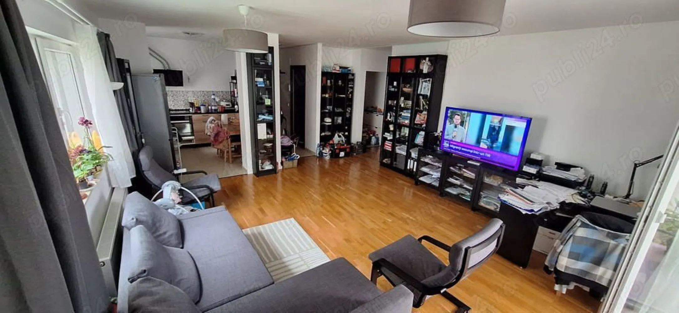 Vand apartament cu 4 camere - Va rog nu sunati de la agentii imobiliare, sa nu ne pierdem timpul, nu colaborez!

Vand apartament cu 4 camere, etaj 1 din 5 in cartierul FeliCity, zona Baneasa, in sectorul 1 al capitalei. Apartamentul este spatios, cu o suprafata interioara utila de 92 mp si o terasa de 11 mp.
Are 3 grupuri sanitare cu ventilator.
Are 3 dormitoare complet mobilate si utilate.
Are centrala termica proprie, 2 masini de spalat, usvator de rufe, televizor nou.
Dispune de 2 locuri de parcare subterane, incluse in pret.
Blocul dipune de lift si rampa de urcare in bloc.
Complexul are buncare antiatomice, este pazit si curatat zilnic.
Blocul este din beton armat turnat, extrem de rezistent la seisme puternice.
Padurea Baneasa este disponibila in imediata apropiere pentru plimbari.
Accesul cu masina se face de pe centura capitale