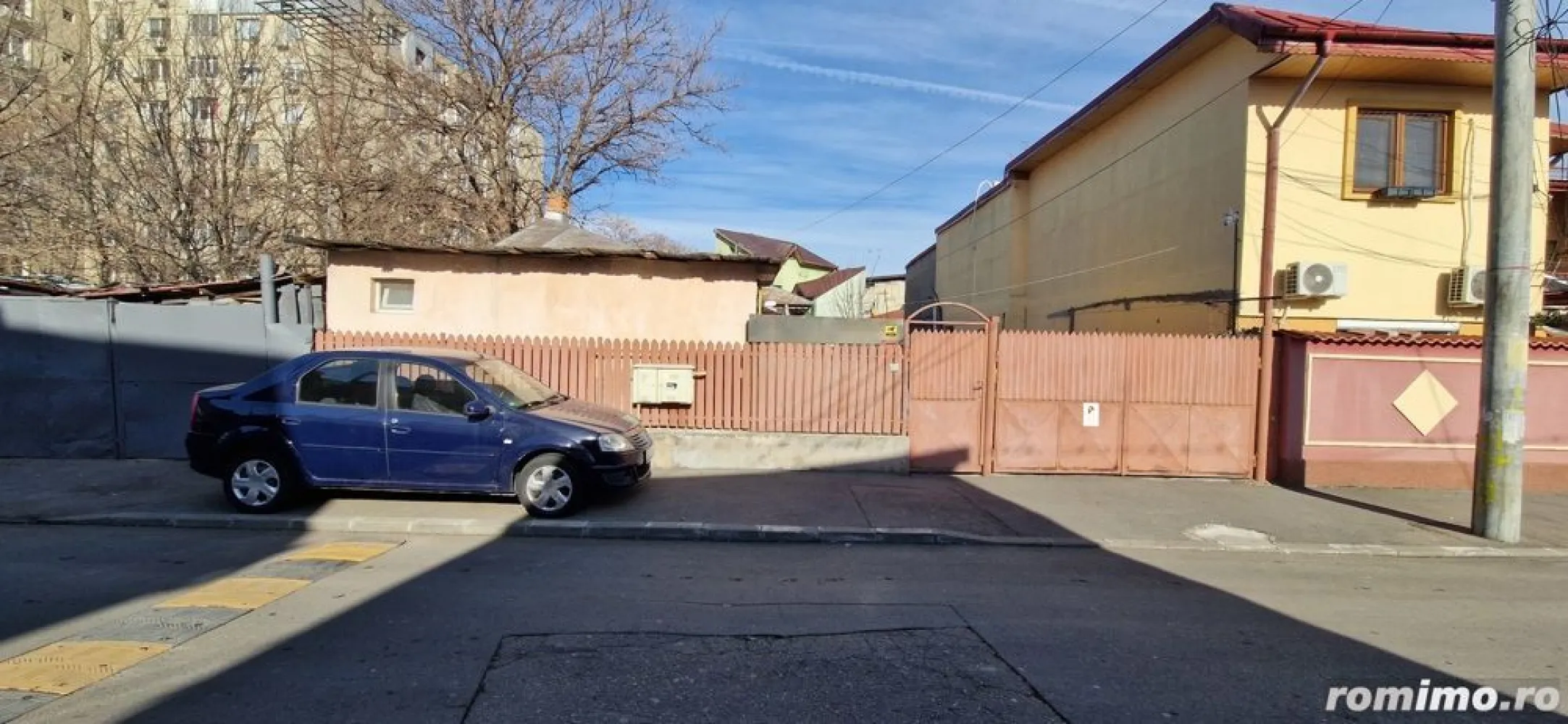 Vand Casa 4 camere ,Rahova Salaj - Propietar Vând casa cu teren ,strada asfaltata,zona Rahova,suprafata totala 315 mp,compusa din 4 camere a câte 15 mp,2 bai un hol,,2 bucatarii,3 anexe,beci,pod pe toată lungimea casei,racordata la toate utilitățile,3 aparate aer condiționat,centrala Ariston noua,calorifere Ferroli  în toate camerele,termopane,izolata interior și exterior.Deschidere stradala 12,5ml ,suprafață utila 138mp ,suprafata libera curte 157mp,loc parcare 2 mașini,una în curte și 2 la poarta!Acces facil mijloace de transport,piața,instituții învățământ la 5 min  distanta,Carrefour,Mega,Lidl,Kaufland,etc.