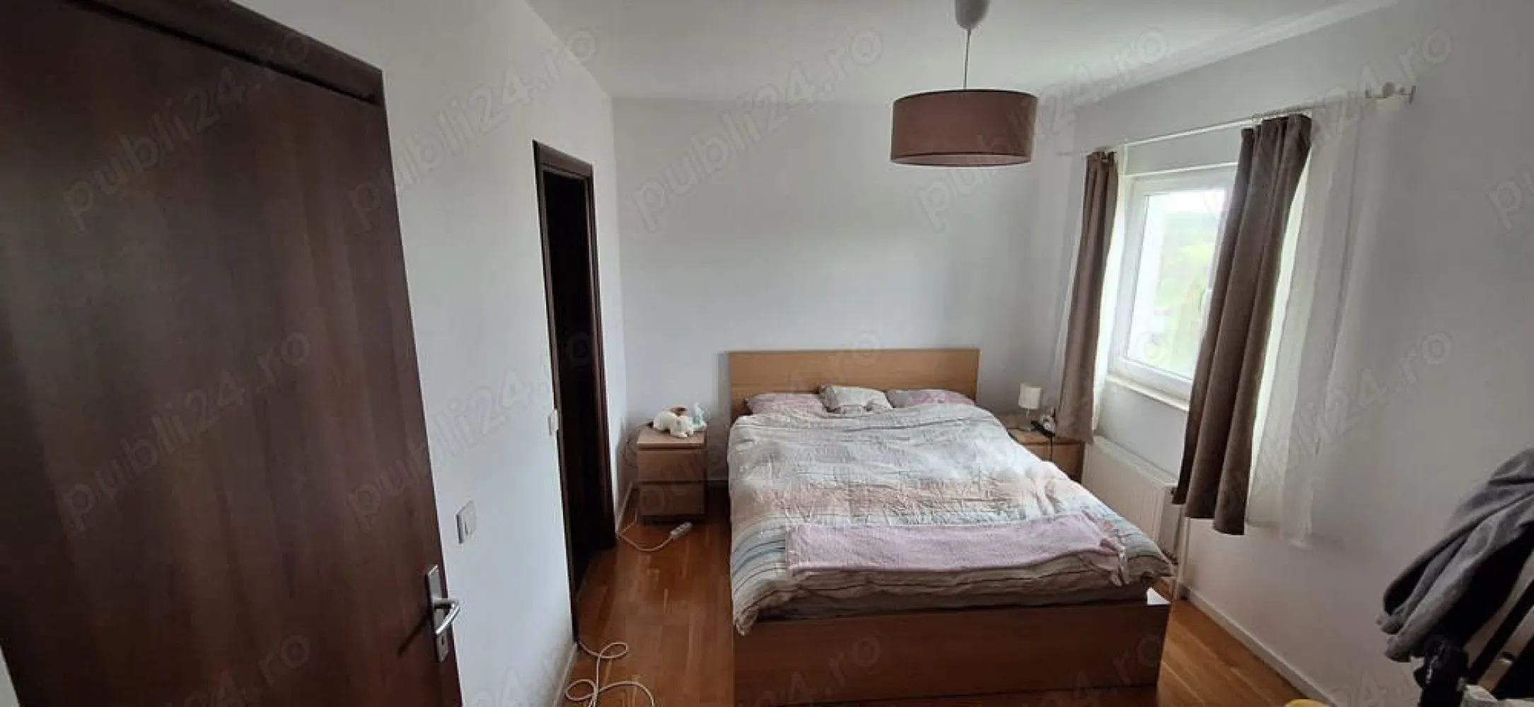 Vand apartament cu 4 camere - Va rog nu sunati de la agentii imobiliare, sa nu ne pierdem timpul, nu colaborez!

Vand apartament cu 4 camere, etaj 1 din 5 in cartierul FeliCity, zona Baneasa, in sectorul 1 al capitalei. Apartamentul este spatios, cu o suprafata interioara utila de 92 mp si o terasa de 11 mp.
Are 3 grupuri sanitare cu ventilator.
Are 3 dormitoare complet mobilate si utilate.
Are centrala termica proprie, 2 masini de spalat, usvator de rufe, televizor nou.
Dispune de 2 locuri de parcare subterane, incluse in pret.
Blocul dipune de lift si rampa de urcare in bloc.
Complexul are buncare antiatomice, este pazit si curatat zilnic.
Blocul este din beton armat turnat, extrem de rezistent la seisme puternice.
Padurea Baneasa este disponibila in imediata apropiere pentru plimbari.
Accesul cu masina se face de pe centura capitale