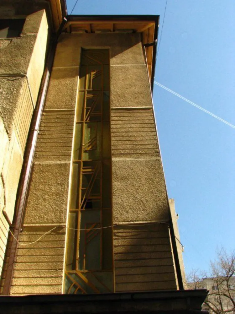 9 camere, Bd. Ferdinand, langa metrou Iancului - De vanzare 3 apartamente invecinate (2 + 3 + 4 camere) in bloc interbelic fara risc seismic, suprafata utila 195 mp, plus teren aferent 150 mp in proprietate indiviza. 

2 apartamente (2 + 4 camere) se afla la mezanin (parter inalt). Al treilea (3 camere) se afla la demisol si toate camerele au ferestre (inclusiv baia si bucataria). Apartamentele pot fi folosite impreuna sau individual. Fiecare apartament are intrare separata si contorizare individuala la electricitate, apa si gaze.

Apartamentele si intregul bloc au beneficiat de renovari si modernizari extinse:

a) Instalatia de apa si canalizare a fost schimbata integral (tevile din apartamente, coloanele si conductele generale subterane, pana in strada - cupru pe circuitul de apa si PVC pe cel de canalizare);

b) Instalatiile electrice interioare au fost refacute integral, conform standardelor actuale, pe fir de cupru si legate la o impamantare proprie a imobilului;

c) Peretii au fost camasuiti (decopertati pana la caramida, rostuiti, imbracati cu plasa metalica de Buzau si retencuiti);

d) S-au refacut acoperisul, jgheaburile si burlanele intregului bloc;

e) S-au inlocuit toate ferestrele cu tamplarie PVC de culoarea lemnului (stejar auriu), cu geam termopan.

Practic, in urma unei investitii substantiale, s-au efectuat toate lucrarile grele, murdare si scumpe ale unei renovari de calitate, garantand astfel o locuire fara griji timp de multi ani.

2 apartamente (7 camere) se vand la stadiul de alb, iar al treilea (2 camere) la stadiul de gri. Camerele de la demisol se afla pe un hol comun cu un alt proprietar.

Imobilul se afla la 5 minute de mers pe jos de statia de metrou Iancului si de toate autobuzele / troleibuzele / tramvaiele din zona Bd. Ferdinand / Mihai Bravu / Sos. Iancului. Piata Obor este la o statie de tramvai, Mega Mall la 5 minute de mers cu masina.

Nu ofer comision agentiilor sau altor intermediari.

Va rog sa ma contactati in principal pe Whatsapp, la apeluri pot raspunde doar ocazional.