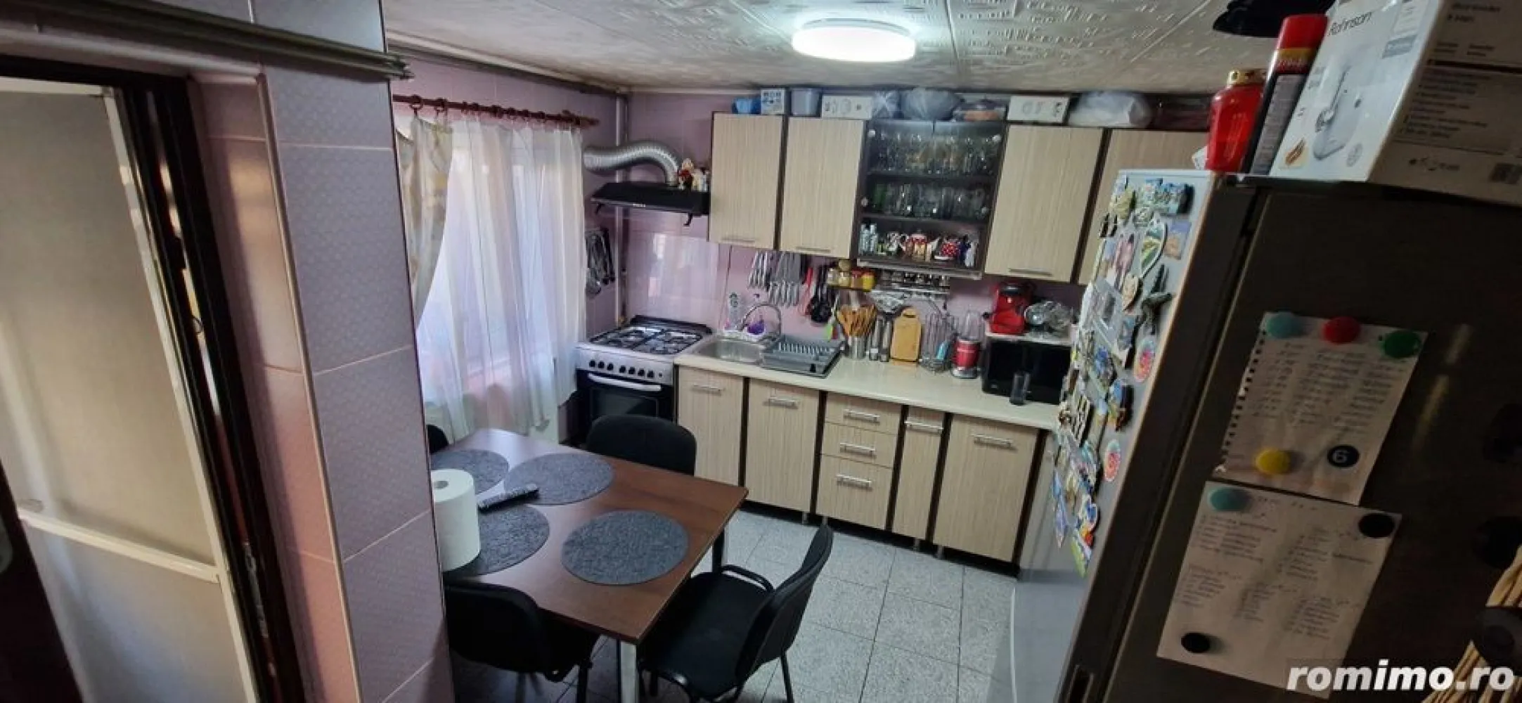 Vand Casa 4 camere ,Rahova Salaj - Propietar Vând casa cu teren ,strada asfaltata,zona Rahova,suprafata totala 315 mp,compusa din 4 camere a câte 15 mp,2 bai un hol,,2 bucatarii,3 anexe,beci,pod pe toată lungimea casei,racordata la toate utilitățile,3 aparate aer condiționat,centrala Ariston noua,calorifere Ferroli  în toate camerele,termopane,izolata interior și exterior.Deschidere stradala 12,5ml ,suprafață utila 138mp ,suprafata libera curte 157mp,loc parcare 2 mașini,una în curte și 2 la poarta!Acces facil mijloace de transport,piața,instituții învățământ la 5 min  distanta,Carrefour,Mega,Lidl,Kaufland,etc.