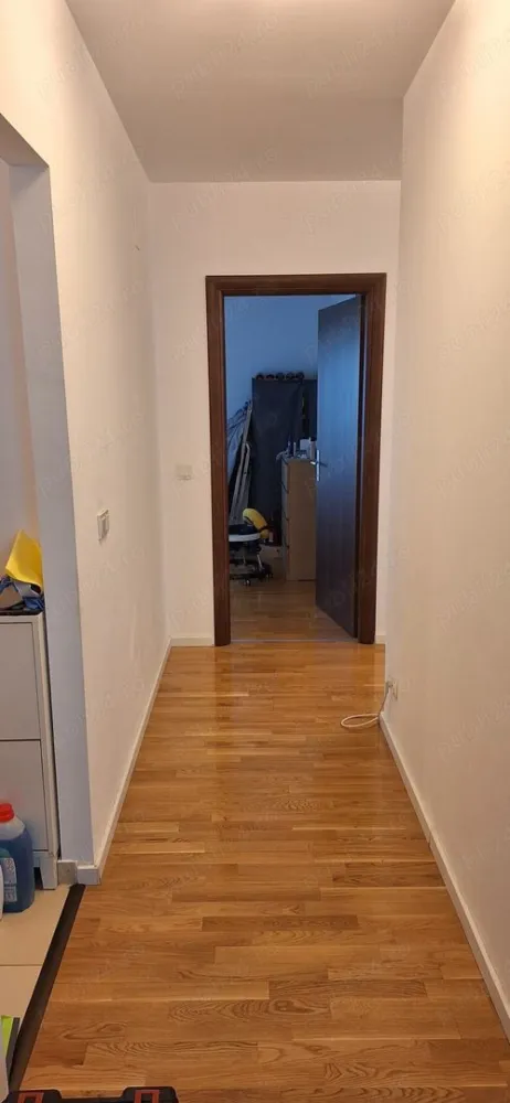 Vand apartament cu 4 camere - Va rog nu sunati de la agentii imobiliare, sa nu ne pierdem timpul, nu colaborez!

Vand apartament cu 4 camere, etaj 1 din 5 in cartierul FeliCity, zona Baneasa, in sectorul 1 al capitalei. Apartamentul este spatios, cu o suprafata interioara utila de 92 mp si o terasa de 11 mp.
Are 3 grupuri sanitare cu ventilator.
Are 3 dormitoare complet mobilate si utilate.
Are centrala termica proprie, 2 masini de spalat, usvator de rufe, televizor nou.
Dispune de 2 locuri de parcare subterane, incluse in pret.
Blocul dipune de lift si rampa de urcare in bloc.
Complexul are buncare antiatomice, este pazit si curatat zilnic.
Blocul este din beton armat turnat, extrem de rezistent la seisme puternice.
Padurea Baneasa este disponibila in imediata apropiere pentru plimbari.
Accesul cu masina se face de pe centura capitale