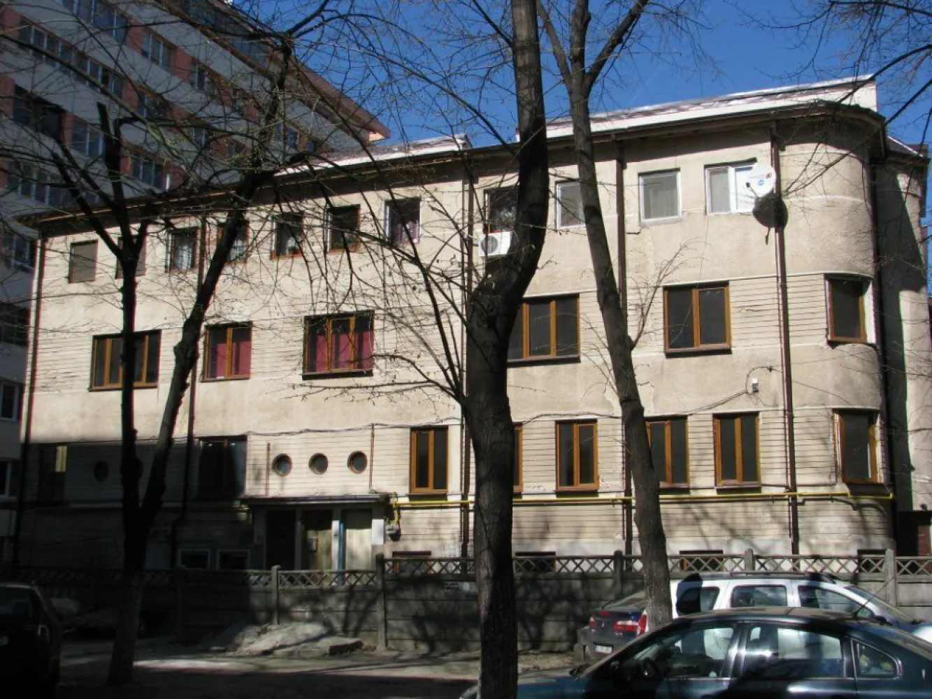 9 camere, Bd. Ferdinand, langa metrou Iancului - De vanzare 3 apartamente invecinate (2 + 3 + 4 camere) in bloc interbelic fara risc seismic, suprafata utila 195 mp, plus teren aferent 150 mp in proprietate indiviza. 

2 apartamente (2 + 4 camere) se afla la mezanin (parter inalt). Al treilea (3 camere) se afla la demisol si toate camerele au ferestre (inclusiv baia si bucataria). Apartamentele pot fi folosite impreuna sau individual. Fiecare apartament are intrare separata si contorizare individuala la electricitate, apa si gaze.

Apartamentele si intregul bloc au beneficiat de renovari si modernizari extinse:

a) Instalatia de apa si canalizare a fost schimbata integral (tevile din apartamente, coloanele si conductele generale subterane, pana in strada - cupru pe circuitul de apa si PVC pe cel de canalizare);

b) Instalatiile electrice interioare au fost refacute integral, conform standardelor actuale, pe fir de cupru si legate la o impamantare proprie a imobilului;

c) Peretii au fost camasuiti (decopertati pana la caramida, rostuiti, imbracati cu plasa metalica de Buzau si retencuiti);

d) S-au refacut acoperisul, jgheaburile si burlanele intregului bloc;

e) S-au inlocuit toate ferestrele cu tamplarie PVC de culoarea lemnului (stejar auriu), cu geam termopan.

Practic, in urma unei investitii substantiale, s-au efectuat toate lucrarile grele, murdare si scumpe ale unei renovari de calitate, garantand astfel o locuire fara griji timp de multi ani.

2 apartamente (7 camere) se vand la stadiul de alb, iar al treilea (2 camere) la stadiul de gri. Camerele de la demisol se afla pe un hol comun cu un alt proprietar.

Imobilul se afla la 5 minute de mers pe jos de statia de metrou Iancului si de toate autobuzele / troleibuzele / tramvaiele din zona Bd. Ferdinand / Mihai Bravu / Sos. Iancului. Piata Obor este la o statie de tramvai, Mega Mall la 5 minute de mers cu masina.

Nu ofer comision agentiilor sau altor intermediari.

Va rog sa ma contactati in principal pe Whatsapp, la apeluri pot raspunde doar ocazional.