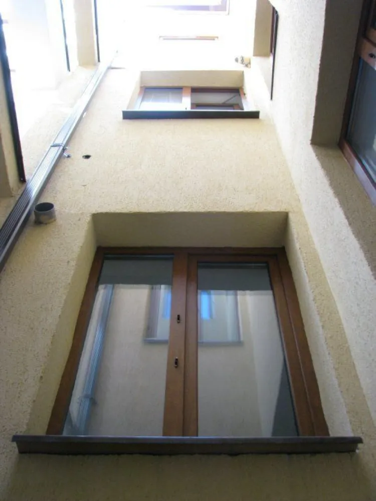9 camere, Bd. Ferdinand, langa metrou Iancului - De vanzare 3 apartamente invecinate (2 + 3 + 4 camere) in bloc interbelic fara risc seismic, suprafata utila 195 mp, plus teren aferent 150 mp in proprietate indiviza. 

2 apartamente (2 + 4 camere) se afla la mezanin (parter inalt). Al treilea (3 camere) se afla la demisol si toate camerele au ferestre (inclusiv baia si bucataria). Apartamentele pot fi folosite impreuna sau individual. Fiecare apartament are intrare separata si contorizare individuala la electricitate, apa si gaze.

Apartamentele si intregul bloc au beneficiat de renovari si modernizari extinse:

a) Instalatia de apa si canalizare a fost schimbata integral (tevile din apartamente, coloanele si conductele generale subterane, pana in strada - cupru pe circuitul de apa si PVC pe cel de canalizare);

b) Instalatiile electrice interioare au fost refacute integral, conform standardelor actuale, pe fir de cupru si legate la o impamantare proprie a imobilului;

c) Peretii au fost camasuiti (decopertati pana la caramida, rostuiti, imbracati cu plasa metalica de Buzau si retencuiti);

d) S-au refacut acoperisul, jgheaburile si burlanele intregului bloc;

e) S-au inlocuit toate ferestrele cu tamplarie PVC de culoarea lemnului (stejar auriu), cu geam termopan.

Practic, in urma unei investitii substantiale, s-au efectuat toate lucrarile grele, murdare si scumpe ale unei renovari de calitate, garantand astfel o locuire fara griji timp de multi ani.

2 apartamente (7 camere) se vand la stadiul de alb, iar al treilea (2 camere) la stadiul de gri. Camerele de la demisol se afla pe un hol comun cu un alt proprietar.

Imobilul se afla la 5 minute de mers pe jos de statia de metrou Iancului si de toate autobuzele / troleibuzele / tramvaiele din zona Bd. Ferdinand / Mihai Bravu / Sos. Iancului. Piata Obor este la o statie de tramvai, Mega Mall la 5 minute de mers cu masina.

Nu ofer comision agentiilor sau altor intermediari.

Va rog sa ma contactati in principal pe Whatsapp, la apeluri pot raspunde doar ocazional.