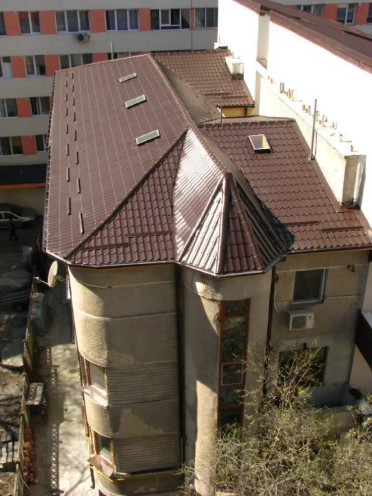 9 camere, Bd. Ferdinand, langa metrou Iancului - De vanzare 3 apartamente invecinate (2 + 3 + 4 camere) in bloc interbelic fara risc seismic, suprafata utila 195 mp, plus teren aferent 150 mp in proprietate indiviza. 

2 apartamente (2 + 4 camere) se afla la mezanin (parter inalt). Al treilea (3 camere) se afla la demisol si toate camerele au ferestre (inclusiv baia si bucataria). Apartamentele pot fi folosite impreuna sau individual. Fiecare apartament are intrare separata si contorizare individuala la electricitate, apa si gaze.

Apartamentele si intregul bloc au beneficiat de renovari si modernizari extinse:

a) Instalatia de apa si canalizare a fost schimbata integral (tevile din apartamente, coloanele si conductele generale subterane, pana in strada - cupru pe circuitul de apa si PVC pe cel de canalizare);

b) Instalatiile electrice interioare au fost refacute integral, conform standardelor actuale, pe fir de cupru si legate la o impamantare proprie a imobilului;

c) Peretii au fost camasuiti (decopertati pana la caramida, rostuiti, imbracati cu plasa metalica de Buzau si retencuiti);

d) S-au refacut acoperisul, jgheaburile si burlanele intregului bloc;

e) S-au inlocuit toate ferestrele cu tamplarie PVC de culoarea lemnului (stejar auriu), cu geam termopan.

Practic, in urma unei investitii substantiale, s-au efectuat toate lucrarile grele, murdare si scumpe ale unei renovari de calitate, garantand astfel o locuire fara griji timp de multi ani.

2 apartamente (7 camere) se vand la stadiul de alb, iar al treilea (2 camere) la stadiul de gri. Camerele de la demisol se afla pe un hol comun cu un alt proprietar.

Imobilul se afla la 5 minute de mers pe jos de statia de metrou Iancului si de toate autobuzele / troleibuzele / tramvaiele din zona Bd. Ferdinand / Mihai Bravu / Sos. Iancului. Piata Obor este la o statie de tramvai, Mega Mall la 5 minute de mers cu masina.

Nu ofer comision agentiilor sau altor intermediari.

Va rog sa ma contactati in principal pe Whatsapp, la apeluri pot raspunde doar ocazional.