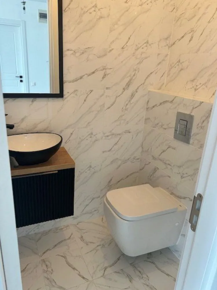 Penthouse 6 camere, 193 mp, Doamna Ghica, Colentina. Se adauga TVA! - Vă prezentăm un apartament tip Penthouse, situat la etajul 13 din 15 al unui bloc construit în anul 2008 compus din 5 camere de locuit, un living generos şi luminos, o bucătărie, 3 băi complet utilate, o terasă de 40 mp cu vedere panoramică superbă asupra Bucureştiului! Apartamentul este complet finisat în anul 2024, uşi interior noi, parchet, gresie, faianţă, balustrade terasă, centrală termică, obiecte sanitare, mobilier baie, toate noi, vopsea lavabilă pereţi şi tavane! Există posibilitatea ca imobilul să fie împărţit în 2 apartamente a câte 3 camere fiecare!
La preţul afişat se adaugă TVA în cota de 19%! Există posibilitatea de a fi achiziţionat prin mecanismul taxării inverse dacă va fi achiziţionat de o persoană juridică înregistrată în scopuri de TVA!