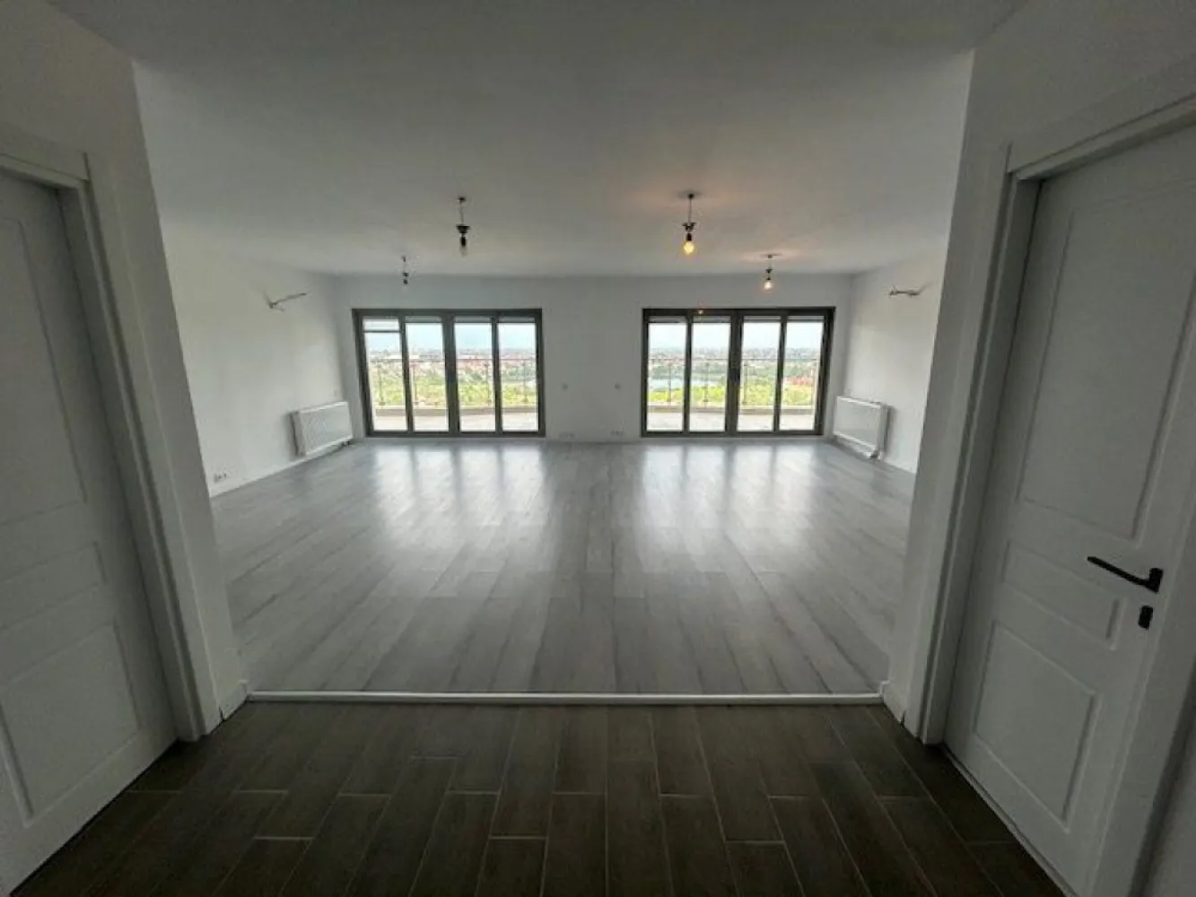 Penthouse 6 camere, 193 mp, Doamna Ghica, Colentina. Se adauga TVA! - Vă prezentăm un apartament tip Penthouse, situat la etajul 13 din 15 al unui bloc construit în anul 2008 compus din 5 camere de locuit, un living generos şi luminos, o bucătărie, 3 băi complet utilate, o terasă de 40 mp cu vedere panoramică superbă asupra Bucureştiului! Apartamentul este complet finisat în anul 2024, uşi interior noi, parchet, gresie, faianţă, balustrade terasă, centrală termică, obiecte sanitare, mobilier baie, toate noi, vopsea lavabilă pereţi şi tavane! Există posibilitatea ca imobilul să fie împărţit în 2 apartamente a câte 3 camere fiecare!
La preţul afişat se adaugă TVA în cota de 19%! Există posibilitatea de a fi achiziţionat prin mecanismul taxării inverse dacă va fi achiziţionat de o persoană juridică înregistrată în scopuri de TVA!