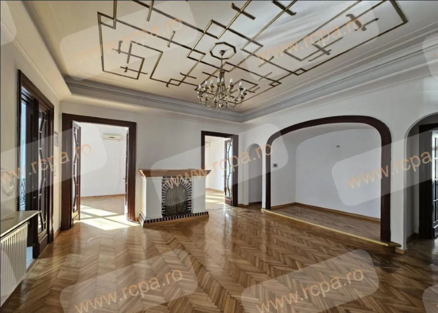Direct Proprietar: Apartament in vila, Dorobanţi - Capitale - Proprietate Exclusivă în Dorobanţi - Capitale: Spaţiu Versatil pentru Locuinţă sau Afacere - vanzare direct proprietar. 

Vă prezentăm o oportunitate unică de a achiziţiona două niveluri (etajul 1 şi mansarda locuibila) ale unei proprietăţi istorice din 1941, situată în inima zonei Dorobanţi - Capitale, una dintre cele mai prestigioase locaţii din Bucureşti.
Detalii Proprietate:
â€˘ Suprafaţă Utilă: Cele două niveluri oferă un spaţiu generos de aproximativ 395 mÂ˛, ideal pentru locuinţă, birouri sau un sediu de afaceri.
â€˘ Imobil Istoric: Construită în 1941, proprietatea a fost recent recondiţionată, inclusiv cu o înlocuire completă a acoperişului acum 5 ani.
â€˘ Mansardă cu Potenţial: Mansarda necesită renovări majore, însă un proiect arhitectural care demonstrează potenţialul acestui spaţiu poate fi pus la dispoziţie.
â€˘ Spaţii Largi şi Luminate: Etajul 1 se bucură de plafoane înalte, camere spaţioase cu podele din lemn masiv şi uşi din sticlă, oferind un ambient elegant şi luminos.
â€˘ Utilizare Versatilă: Această proprietate poate fi folosită atât ca reşedinţă, cât şi ca sediu de afaceri, oferind flexibilitate şi posibilităţi multiple.
â€˘ Curte: Spaţiul exterior este limitat, dar suficient pentru a instala un suport de biciclete, parcare de motocicletă sau o mică zonă de relaxare cu câteva scaune şi o masă.
â€˘ Parcare: Locuri de parcare sunt disponibile doar pe strada publică, în faţa proprietăţii.
â€˘ Subsol Disponibil: De asemenea, proprietatea include o boxă la subsol care necesită modernizare.

De menţionat că parterul clădirii este deţinut de un alt proprietar şi găzduieşte un birou de avocatură.
Condiţii de Vânzare: Proprietatea se vinde în starea actuală, oferind noului proprietar posibilitatea de a o personaliza după propriul gust şi necesităţi.
Aceasta este o ofertă rară pentru cei care doresc să investească într-o proprietate cu potenţial enorm, situată într-o locaţie de top în Bucureşti. Pentru mai multe detalii sau pentru a programa o vizionare, ne puteţi contacta telefonic sau WhatsApp (email ).