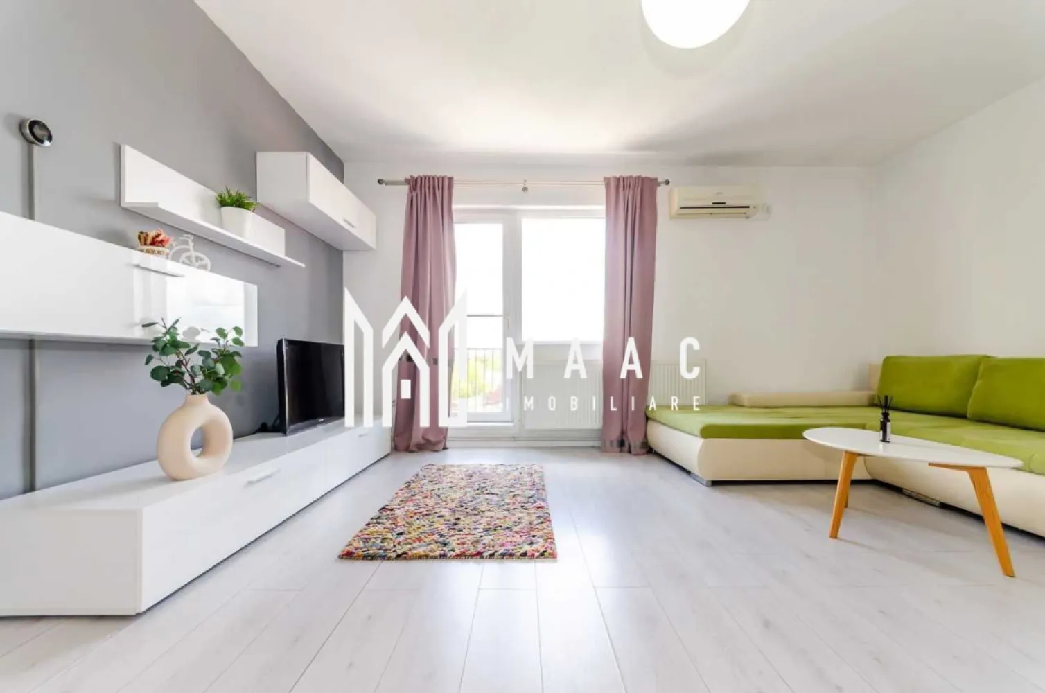 Apartament 3 camere | 88 MPU | Balcon | Stefan cel Mare - MAAC Imobiliare vă propune spre vânzare un apartament spațios și modern cu 3 camere, situat la etajul 5 din 5 al unui bloc bine întreținut, compartimentat eficient pe două niveluri și prevăzut cu balcon generos, ideal pentru o familie sau un cuplu care își dorește confort și funcționalitate.

Locuința beneficiază de o suprafață de 44,55 mp la nivelul 1, la care se adaugă nivelul superior, fiind organizată astfel:

Nivel 1:
-living
-bucătărie închisă
-baie modernă
-balcon

Nivel 2:
-două dormitoare spațioase cu paturi duble
-dressing generos

Apartamentul se vinde complet mobilat și utilat, fiind pregătit pentru mutare imediată.

Dotări și avantaje:
-centrală termică proprie Buderus
-termostat wireless controlabil de pe telefon
-aer condiționat
-mașină de spălat vase
-mașină de spălat haine
-poziționare sud-vestică, cu lumină naturală pe parcursul zilei

Compartimentarea pe două niveluri oferă delimitare clară între zona de zi și zona de noapte, iar etajul superior asigură intimitate și confort sporit.

Pentru mai multe detalii sau programarea unei vizionări vă rugăm să menționați la telefon numărul CP2765262.