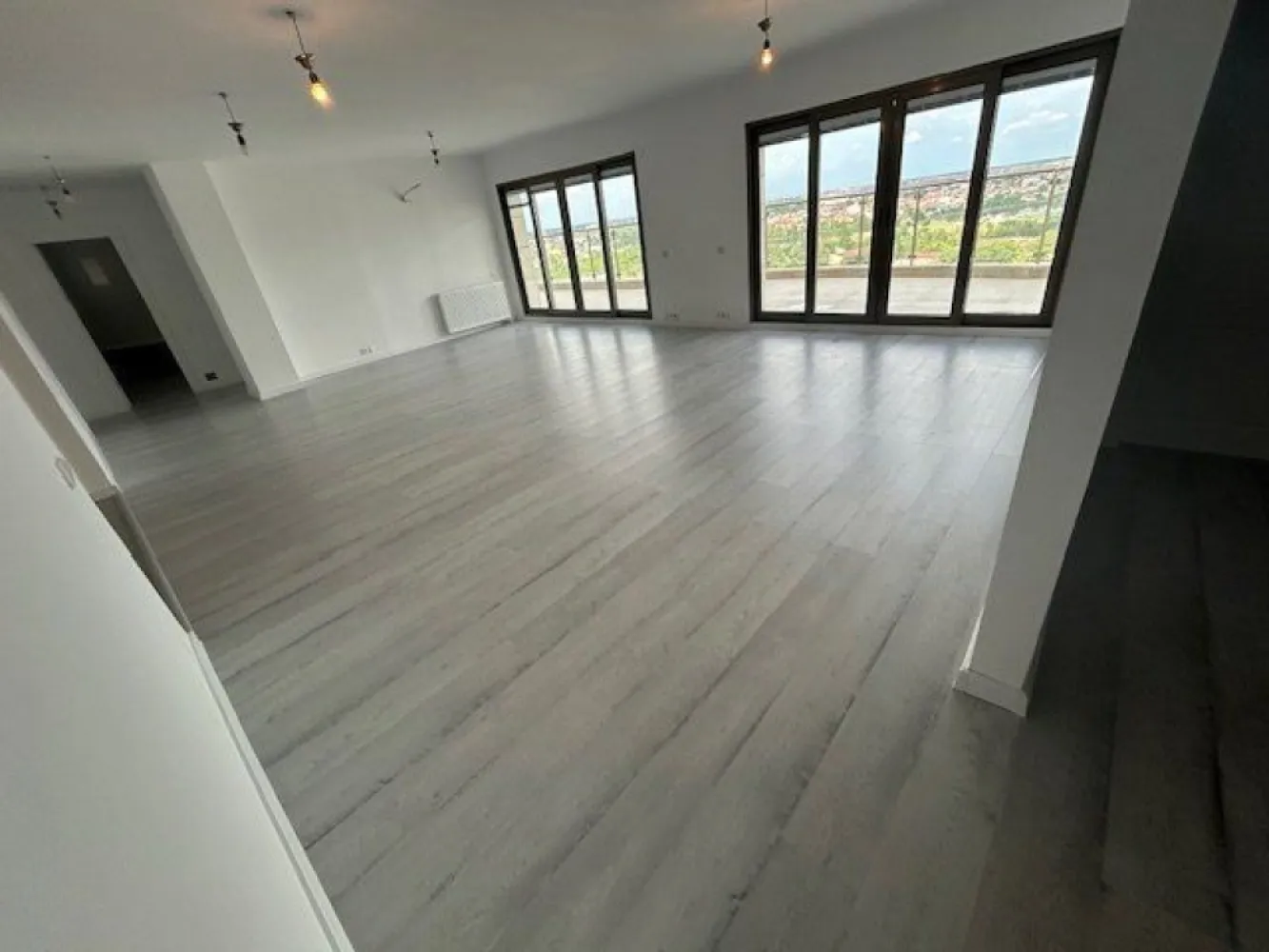 Penthouse 6 camere, 193 mp, Doamna Ghica, Colentina. Se adauga TVA! - Vă prezentăm un apartament tip Penthouse, situat la etajul 13 din 15 al unui bloc construit în anul 2008 compus din 5 camere de locuit, un living generos şi luminos, o bucătărie, 3 băi complet utilate, o terasă de 40 mp cu vedere panoramică superbă asupra Bucureştiului! Apartamentul este complet finisat în anul 2024, uşi interior noi, parchet, gresie, faianţă, balustrade terasă, centrală termică, obiecte sanitare, mobilier baie, toate noi, vopsea lavabilă pereţi şi tavane! Există posibilitatea ca imobilul să fie împărţit în 2 apartamente a câte 3 camere fiecare!
La preţul afişat se adaugă TVA în cota de 19%! Există posibilitatea de a fi achiziţionat prin mecanismul taxării inverse dacă va fi achiziţionat de o persoană juridică înregistrată în scopuri de TVA!