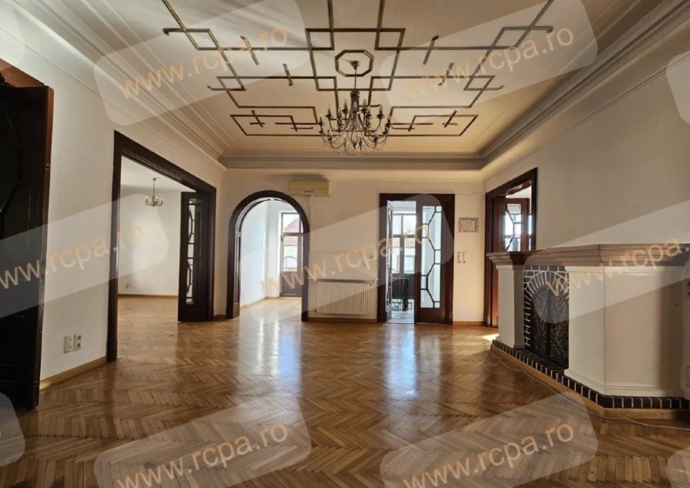 Direct Proprietar: Apartament in vila, Dorobanţi - Capitale - Proprietate Exclusivă în Dorobanţi - Capitale: Spaţiu Versatil pentru Locuinţă sau Afacere - vanzare direct proprietar. 

Vă prezentăm o oportunitate unică de a achiziţiona două niveluri (etajul 1 şi mansarda locuibila) ale unei proprietăţi istorice din 1941, situată în inima zonei Dorobanţi - Capitale, una dintre cele mai prestigioase locaţii din Bucureşti.
Detalii Proprietate:
â€˘ Suprafaţă Utilă: Cele două niveluri oferă un spaţiu generos de aproximativ 395 mÂ˛, ideal pentru locuinţă, birouri sau un sediu de afaceri.
â€˘ Imobil Istoric: Construită în 1941, proprietatea a fost recent recondiţionată, inclusiv cu o înlocuire completă a acoperişului acum 5 ani.
â€˘ Mansardă cu Potenţial: Mansarda necesită renovări majore, însă un proiect arhitectural care demonstrează potenţialul acestui spaţiu poate fi pus la dispoziţie.
â€˘ Spaţii Largi şi Luminate: Etajul 1 se bucură de plafoane înalte, camere spaţioase cu podele din lemn masiv şi uşi din sticlă, oferind un ambient elegant şi luminos.
â€˘ Utilizare Versatilă: Această proprietate poate fi folosită atât ca reşedinţă, cât şi ca sediu de afaceri, oferind flexibilitate şi posibilităţi multiple.
â€˘ Curte: Spaţiul exterior este limitat, dar suficient pentru a instala un suport de biciclete, parcare de motocicletă sau o mică zonă de relaxare cu câteva scaune şi o masă.
â€˘ Parcare: Locuri de parcare sunt disponibile doar pe strada publică, în faţa proprietăţii.
â€˘ Subsol Disponibil: De asemenea, proprietatea include o boxă la subsol care necesită modernizare.

De menţionat că parterul clădirii este deţinut de un alt proprietar şi găzduieşte un birou de avocatură.
Condiţii de Vânzare: Proprietatea se vinde în starea actuală, oferind noului proprietar posibilitatea de a o personaliza după propriul gust şi necesităţi.
Aceasta este o ofertă rară pentru cei care doresc să investească într-o proprietate cu potenţial enorm, situată într-o locaţie de top în Bucureşti. Pentru mai multe detalii sau pentru a programa o vizionare, ne puteţi contacta telefonic sau WhatsApp (email ).