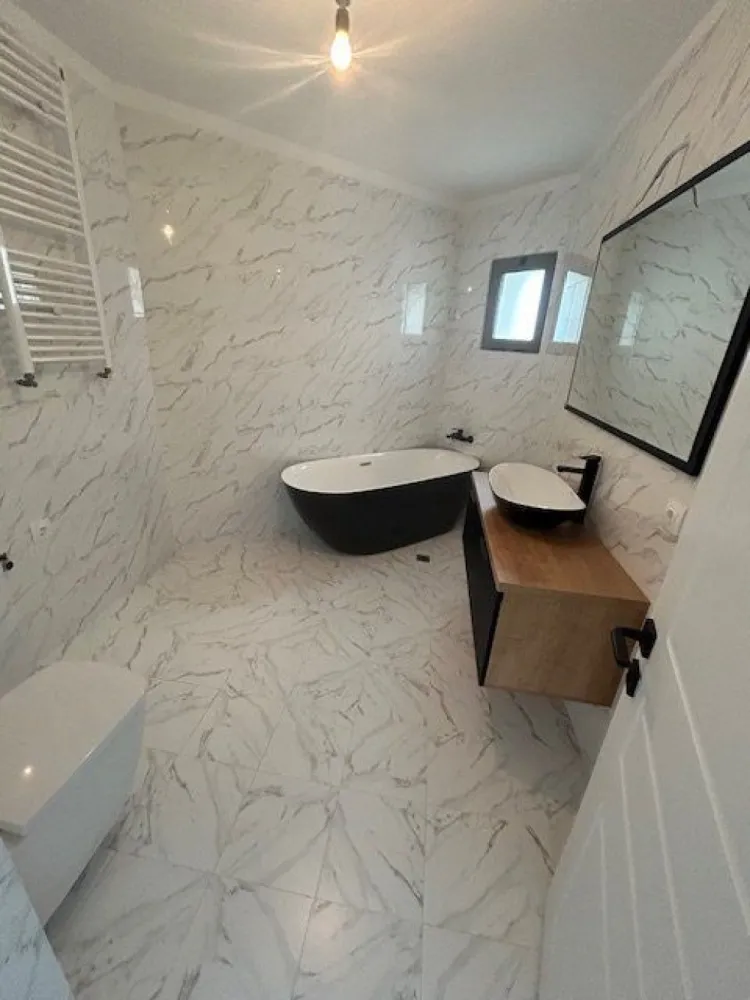 Penthouse 6 camere, 193 mp, Doamna Ghica, Colentina. Se adauga TVA! - Vă prezentăm un apartament tip Penthouse, situat la etajul 13 din 15 al unui bloc construit în anul 2008 compus din 5 camere de locuit, un living generos şi luminos, o bucătărie, 3 băi complet utilate, o terasă de 40 mp cu vedere panoramică superbă asupra Bucureştiului! Apartamentul este complet finisat în anul 2024, uşi interior noi, parchet, gresie, faianţă, balustrade terasă, centrală termică, obiecte sanitare, mobilier baie, toate noi, vopsea lavabilă pereţi şi tavane! Există posibilitatea ca imobilul să fie împărţit în 2 apartamente a câte 3 camere fiecare!
La preţul afişat se adaugă TVA în cota de 19%! Există posibilitatea de a fi achiziţionat prin mecanismul taxării inverse dacă va fi achiziţionat de o persoană juridică înregistrată în scopuri de TVA!