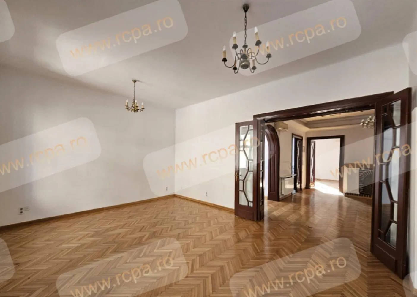 Direct Proprietar: Apartament in vila, Dorobanţi - Capitale - Proprietate Exclusivă în Dorobanţi - Capitale: Spaţiu Versatil pentru Locuinţă sau Afacere - vanzare direct proprietar. 

Vă prezentăm o oportunitate unică de a achiziţiona două niveluri (etajul 1 şi mansarda locuibila) ale unei proprietăţi istorice din 1941, situată în inima zonei Dorobanţi - Capitale, una dintre cele mai prestigioase locaţii din Bucureşti.
Detalii Proprietate:
â€˘ Suprafaţă Utilă: Cele două niveluri oferă un spaţiu generos de aproximativ 395 mÂ˛, ideal pentru locuinţă, birouri sau un sediu de afaceri.
â€˘ Imobil Istoric: Construită în 1941, proprietatea a fost recent recondiţionată, inclusiv cu o înlocuire completă a acoperişului acum 5 ani.
â€˘ Mansardă cu Potenţial: Mansarda necesită renovări majore, însă un proiect arhitectural care demonstrează potenţialul acestui spaţiu poate fi pus la dispoziţie.
â€˘ Spaţii Largi şi Luminate: Etajul 1 se bucură de plafoane înalte, camere spaţioase cu podele din lemn masiv şi uşi din sticlă, oferind un ambient elegant şi luminos.
â€˘ Utilizare Versatilă: Această proprietate poate fi folosită atât ca reşedinţă, cât şi ca sediu de afaceri, oferind flexibilitate şi posibilităţi multiple.
â€˘ Curte: Spaţiul exterior este limitat, dar suficient pentru a instala un suport de biciclete, parcare de motocicletă sau o mică zonă de relaxare cu câteva scaune şi o masă.
â€˘ Parcare: Locuri de parcare sunt disponibile doar pe strada publică, în faţa proprietăţii.
â€˘ Subsol Disponibil: De asemenea, proprietatea include o boxă la subsol care necesită modernizare.

De menţionat că parterul clădirii este deţinut de un alt proprietar şi găzduieşte un birou de avocatură.
Condiţii de Vânzare: Proprietatea se vinde în starea actuală, oferind noului proprietar posibilitatea de a o personaliza după propriul gust şi necesităţi.
Aceasta este o ofertă rară pentru cei care doresc să investească într-o proprietate cu potenţial enorm, situată într-o locaţie de top în Bucureşti. Pentru mai multe detalii sau pentru a programa o vizionare, ne puteţi contacta telefonic sau WhatsApp (email ).