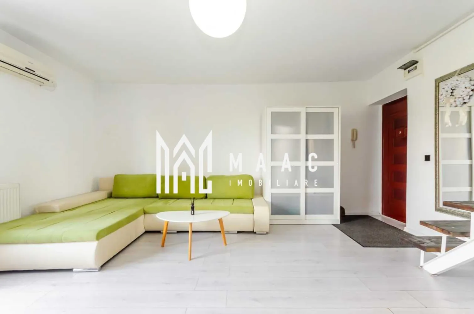 Apartament 3 camere | 88 MPU | Balcon | Stefan cel Mare - MAAC Imobiliare vă propune spre vânzare un apartament spațios și modern cu 3 camere, situat la etajul 5 din 5 al unui bloc bine întreținut, compartimentat eficient pe două niveluri și prevăzut cu balcon generos, ideal pentru o familie sau un cuplu care își dorește confort și funcționalitate.

Locuința beneficiază de o suprafață de 44,55 mp la nivelul 1, la care se adaugă nivelul superior, fiind organizată astfel:

Nivel 1:
-living
-bucătărie închisă
-baie modernă
-balcon

Nivel 2:
-două dormitoare spațioase cu paturi duble
-dressing generos

Apartamentul se vinde complet mobilat și utilat, fiind pregătit pentru mutare imediată.

Dotări și avantaje:
-centrală termică proprie Buderus
-termostat wireless controlabil de pe telefon
-aer condiționat
-mașină de spălat vase
-mașină de spălat haine
-poziționare sud-vestică, cu lumină naturală pe parcursul zilei

Compartimentarea pe două niveluri oferă delimitare clară între zona de zi și zona de noapte, iar etajul superior asigură intimitate și confort sporit.

Pentru mai multe detalii sau programarea unei vizionări vă rugăm să menționați la telefon numărul CP2765262.