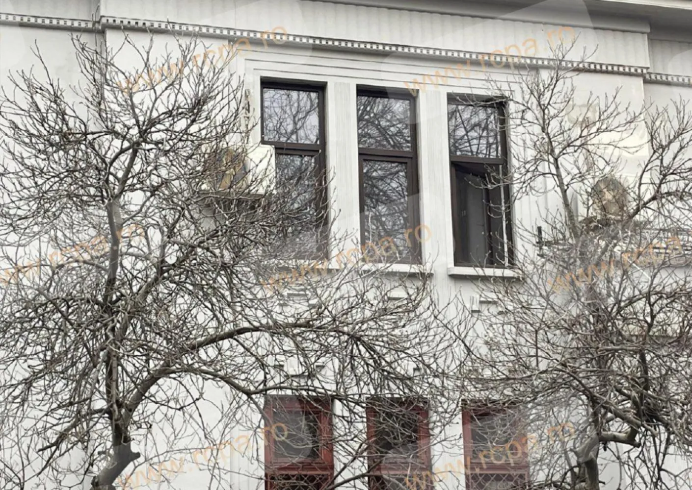 Direct Proprietar: Apartament in vila, Dorobanţi - Capitale - Proprietate Exclusivă în Dorobanţi - Capitale: Spaţiu Versatil pentru Locuinţă sau Afacere - vanzare direct proprietar. 

Vă prezentăm o oportunitate unică de a achiziţiona două niveluri (etajul 1 şi mansarda locuibila) ale unei proprietăţi istorice din 1941, situată în inima zonei Dorobanţi - Capitale, una dintre cele mai prestigioase locaţii din Bucureşti.
Detalii Proprietate:
â€˘ Suprafaţă Utilă: Cele două niveluri oferă un spaţiu generos de aproximativ 395 mÂ˛, ideal pentru locuinţă, birouri sau un sediu de afaceri.
â€˘ Imobil Istoric: Construită în 1941, proprietatea a fost recent recondiţionată, inclusiv cu o înlocuire completă a acoperişului acum 5 ani.
â€˘ Mansardă cu Potenţial: Mansarda necesită renovări majore, însă un proiect arhitectural care demonstrează potenţialul acestui spaţiu poate fi pus la dispoziţie.
â€˘ Spaţii Largi şi Luminate: Etajul 1 se bucură de plafoane înalte, camere spaţioase cu podele din lemn masiv şi uşi din sticlă, oferind un ambient elegant şi luminos.
â€˘ Utilizare Versatilă: Această proprietate poate fi folosită atât ca reşedinţă, cât şi ca sediu de afaceri, oferind flexibilitate şi posibilităţi multiple.
â€˘ Curte: Spaţiul exterior este limitat, dar suficient pentru a instala un suport de biciclete, parcare de motocicletă sau o mică zonă de relaxare cu câteva scaune şi o masă.
â€˘ Parcare: Locuri de parcare sunt disponibile doar pe strada publică, în faţa proprietăţii.
â€˘ Subsol Disponibil: De asemenea, proprietatea include o boxă la subsol care necesită modernizare.

De menţionat că parterul clădirii este deţinut de un alt proprietar şi găzduieşte un birou de avocatură.
Condiţii de Vânzare: Proprietatea se vinde în starea actuală, oferind noului proprietar posibilitatea de a o personaliza după propriul gust şi necesităţi.
Aceasta este o ofertă rară pentru cei care doresc să investească într-o proprietate cu potenţial enorm, situată într-o locaţie de top în Bucureşti. Pentru mai multe detalii sau pentru a programa o vizionare, ne puteţi contacta telefonic sau WhatsApp (email ).