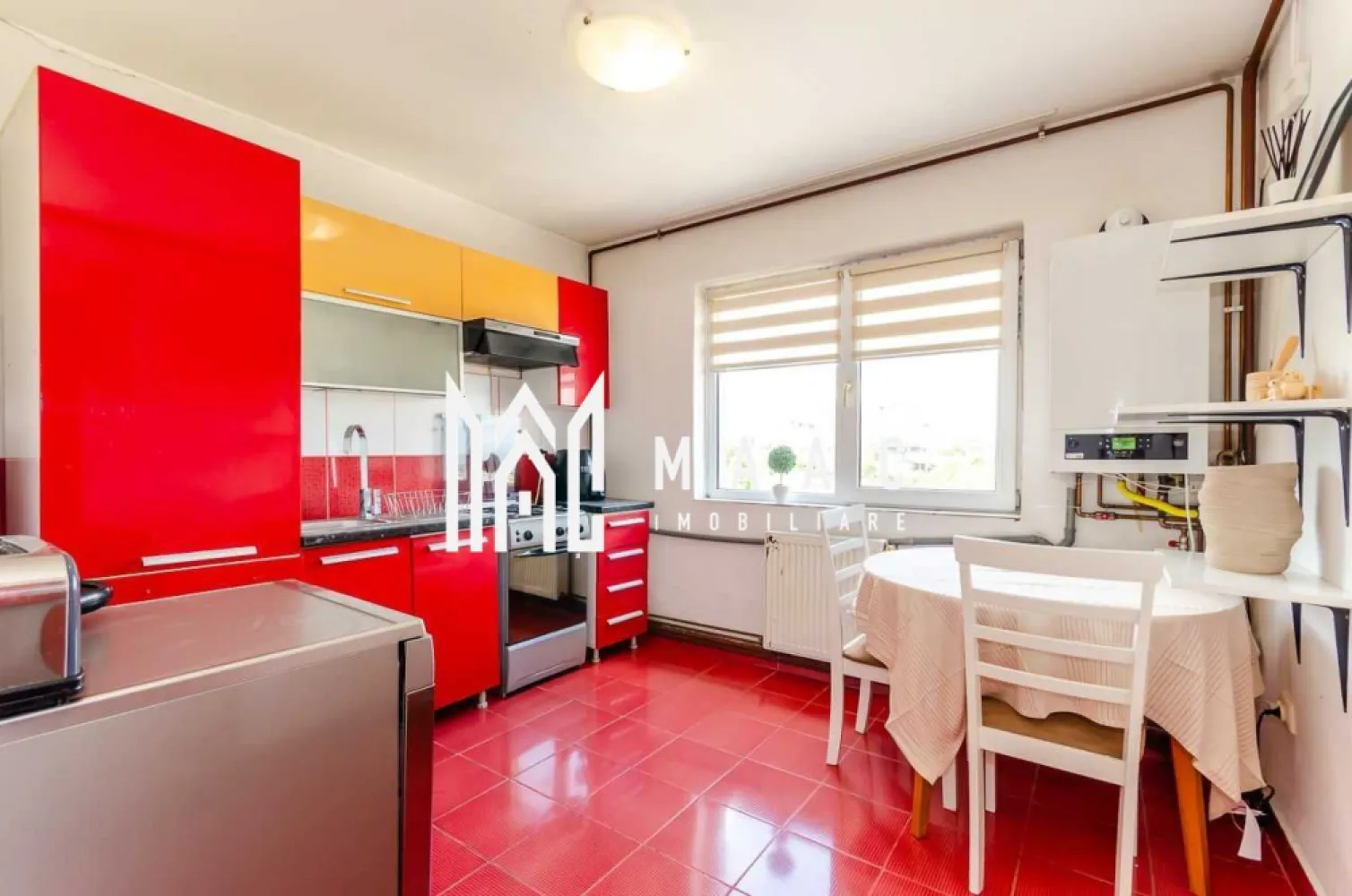 Apartament 3 camere | 88 MPU | Balcon | Stefan cel Mare - MAAC Imobiliare vă propune spre vânzare un apartament spațios și modern cu 3 camere, situat la etajul 5 din 5 al unui bloc bine întreținut, compartimentat eficient pe două niveluri și prevăzut cu balcon generos, ideal pentru o familie sau un cuplu care își dorește confort și funcționalitate.

Locuința beneficiază de o suprafață de 44,55 mp la nivelul 1, la care se adaugă nivelul superior, fiind organizată astfel:

Nivel 1:
-living
-bucătărie închisă
-baie modernă
-balcon

Nivel 2:
-două dormitoare spațioase cu paturi duble
-dressing generos

Apartamentul se vinde complet mobilat și utilat, fiind pregătit pentru mutare imediată.

Dotări și avantaje:
-centrală termică proprie Buderus
-termostat wireless controlabil de pe telefon
-aer condiționat
-mașină de spălat vase
-mașină de spălat haine
-poziționare sud-vestică, cu lumină naturală pe parcursul zilei

Compartimentarea pe două niveluri oferă delimitare clară între zona de zi și zona de noapte, iar etajul superior asigură intimitate și confort sporit.

Pentru mai multe detalii sau programarea unei vizionări vă rugăm să menționați la telefon numărul CP2765262.