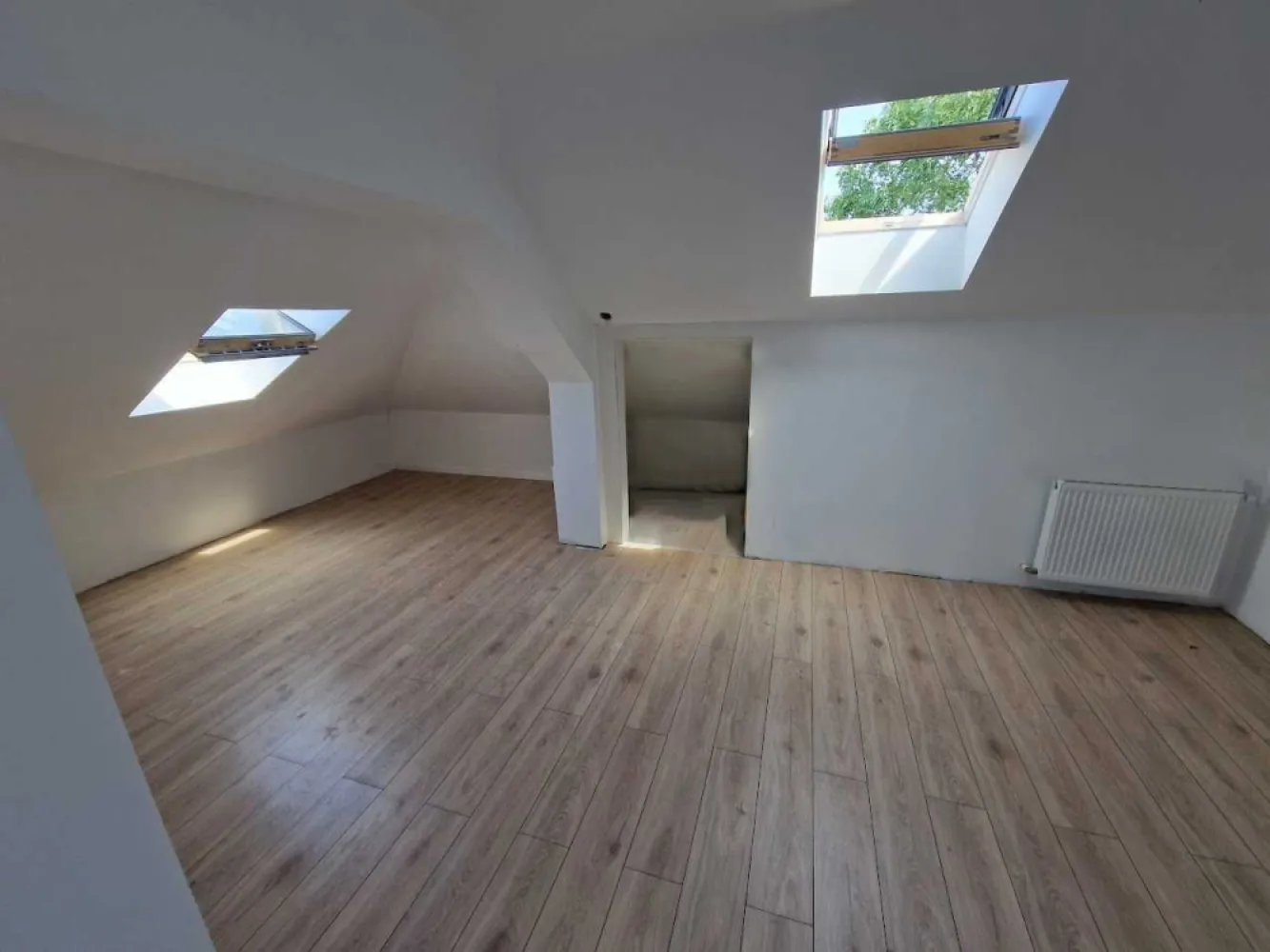 Reducere 10000 eur! Parc Plumbuita. Penthouse et3 124mp Utili 4 camere - Reducere 10.000 Eur in luna octombrie! Pret initial 149.000 EUR - pret final: 139.000 EUR! 
Imobil nou finalizat! Penthouse -mansarda, vizavi de parc Plumbuita, etaj 3/3, pe tot etajul, camere luminoase, inaltime minim 2.50, cu ferestre Velux, bai complet utilate, bloc boutique 7 apartamente. Suprafete generoase: 91 mp suprafata utila plus terasa si suprafete depozitare de 32 mp, total 123 mp! Toate taxele incluse. Poate fi compartimentat fie cu 4 camere sau 5 camere, plus terasa vedere panoramica, plus dressinguri si spatii depozitare.

Localizare: Str Sinaia nr. 36. Sector 2. Colt cu Str. Bujorul Alb
Optional: Loc de parcare 8000 eur.

Key points:
- imobil robust, P+2+M, 7 apartamente
- compartimentari interioare si exterioare exclusiv din caramida porotherm!
- acoperis Bilka Balcanic - culoare Gri
- casa scarii placata cu granit si mana curenta de inox
- interfon
- minim 2 prize / camera, circuite electrice separate pentru consumatori mari ( AC, cuptor electric etc ),
- centrala termica proprie 24 KW ! Ariston - posibilitate control termostat din aplicatie.
- izolatie caramida porotherm 25cm + termosistem 10cm !
- 2 unitati AC de 12.000 BTU instalate

Zona are multe aspecte pozitive: parcul Plumbuita este fix peste drum, in apropiere supermarket, multiple farmacii si restaurante in zona, licee si scoli generale, statie de tramvai si autobuz, troleibuz la 100 m de bloc, acces usor in noua zona comerciala Veranda Mall- Piata Obor si acces usor spre autostrada A3.

Pentru agentii: fara exclusivitate. Comision maxim 1.5% (tva inclus)
