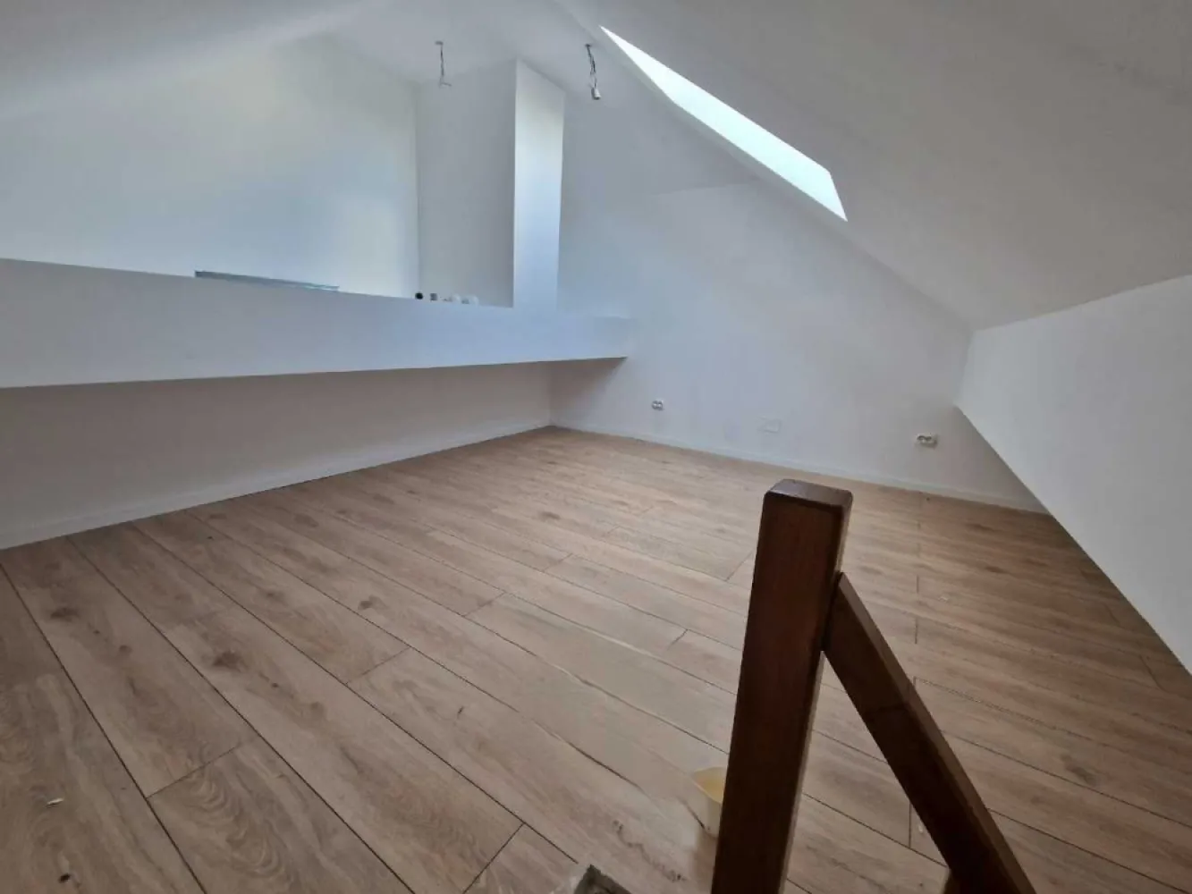 Reducere 10000 eur! Parc Plumbuita. Penthouse et3 124mp Utili 4 camere - Reducere 10.000 Eur in luna octombrie! Pret initial 149.000 EUR - pret final: 139.000 EUR! 
Imobil nou finalizat! Penthouse -mansarda, vizavi de parc Plumbuita, etaj 3/3, pe tot etajul, camere luminoase, inaltime minim 2.50, cu ferestre Velux, bai complet utilate, bloc boutique 7 apartamente. Suprafete generoase: 91 mp suprafata utila plus terasa si suprafete depozitare de 32 mp, total 123 mp! Toate taxele incluse. Poate fi compartimentat fie cu 4 camere sau 5 camere, plus terasa vedere panoramica, plus dressinguri si spatii depozitare.

Localizare: Str Sinaia nr. 36. Sector 2. Colt cu Str. Bujorul Alb
Optional: Loc de parcare 8000 eur.

Key points:
- imobil robust, P+2+M, 7 apartamente
- compartimentari interioare si exterioare exclusiv din caramida porotherm!
- acoperis Bilka Balcanic - culoare Gri
- casa scarii placata cu granit si mana curenta de inox
- interfon
- minim 2 prize / camera, circuite electrice separate pentru consumatori mari ( AC, cuptor electric etc ),
- centrala termica proprie 24 KW ! Ariston - posibilitate control termostat din aplicatie.
- izolatie caramida porotherm 25cm + termosistem 10cm !
- 2 unitati AC de 12.000 BTU instalate

Zona are multe aspecte pozitive: parcul Plumbuita este fix peste drum, in apropiere supermarket, multiple farmacii si restaurante in zona, licee si scoli generale, statie de tramvai si autobuz, troleibuz la 100 m de bloc, acces usor in noua zona comerciala Veranda Mall- Piata Obor si acces usor spre autostrada A3.

Pentru agentii: fara exclusivitate. Comision maxim 1.5% (tva inclus)