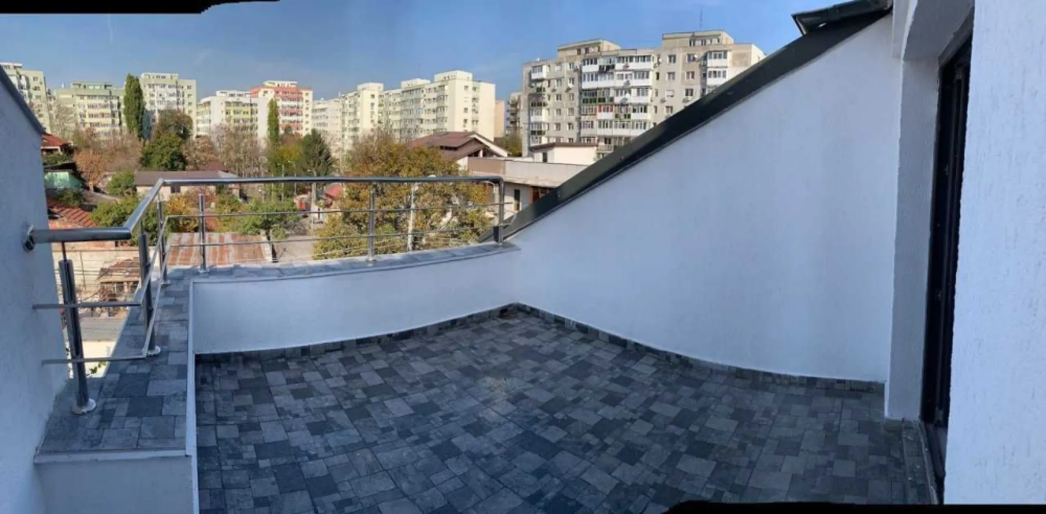 Reducere 10000 eur! Parc Plumbuita. Penthouse et3 124mp Utili 4 camere - Reducere 10.000 Eur in luna octombrie! Pret initial 149.000 EUR - pret final: 139.000 EUR! 
Imobil nou finalizat! Penthouse -mansarda, vizavi de parc Plumbuita, etaj 3/3, pe tot etajul, camere luminoase, inaltime minim 2.50, cu ferestre Velux, bai complet utilate, bloc boutique 7 apartamente. Suprafete generoase: 91 mp suprafata utila plus terasa si suprafete depozitare de 32 mp, total 123 mp! Toate taxele incluse. Poate fi compartimentat fie cu 4 camere sau 5 camere, plus terasa vedere panoramica, plus dressinguri si spatii depozitare.

Localizare: Str Sinaia nr. 36. Sector 2. Colt cu Str. Bujorul Alb
Optional: Loc de parcare 8000 eur.

Key points:
- imobil robust, P+2+M, 7 apartamente
- compartimentari interioare si exterioare exclusiv din caramida porotherm!
- acoperis Bilka Balcanic - culoare Gri
- casa scarii placata cu granit si mana curenta de inox
- interfon
- minim 2 prize / camera, circuite electrice separate pentru consumatori mari ( AC, cuptor electric etc ),
- centrala termica proprie 24 KW ! Ariston - posibilitate control termostat din aplicatie.
- izolatie caramida porotherm 25cm + termosistem 10cm !
- 2 unitati AC de 12.000 BTU instalate

Zona are multe aspecte pozitive: parcul Plumbuita este fix peste drum, in apropiere supermarket, multiple farmacii si restaurante in zona, licee si scoli generale, statie de tramvai si autobuz, troleibuz la 100 m de bloc, acces usor in noua zona comerciala Veranda Mall- Piata Obor si acces usor spre autostrada A3.

Pentru agentii: fara exclusivitate. Comision maxim 1.5% (tva inclus)