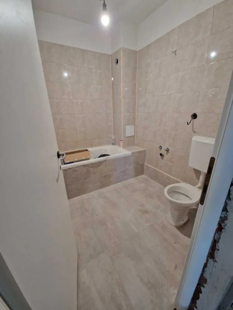 Reducere 10000 eur! Parc Plumbuita. Penthouse et3 124mp Utili 4 camere - Reducere 10.000 Eur in luna octombrie! Pret initial 149.000 EUR - pret final: 139.000 EUR! 
Imobil nou finalizat! Penthouse -mansarda, vizavi de parc Plumbuita, etaj 3/3, pe tot etajul, camere luminoase, inaltime minim 2.50, cu ferestre Velux, bai complet utilate, bloc boutique 7 apartamente. Suprafete generoase: 91 mp suprafata utila plus terasa si suprafete depozitare de 32 mp, total 123 mp! Toate taxele incluse. Poate fi compartimentat fie cu 4 camere sau 5 camere, plus terasa vedere panoramica, plus dressinguri si spatii depozitare.

Localizare: Str Sinaia nr. 36. Sector 2. Colt cu Str. Bujorul Alb
Optional: Loc de parcare 8000 eur.

Key points:
- imobil robust, P+2+M, 7 apartamente
- compartimentari interioare si exterioare exclusiv din caramida porotherm!
- acoperis Bilka Balcanic - culoare Gri
- casa scarii placata cu granit si mana curenta de inox
- interfon
- minim 2 prize / camera, circuite electrice separate pentru consumatori mari ( AC, cuptor electric etc ),
- centrala termica proprie 24 KW ! Ariston - posibilitate control termostat din aplicatie.
- izolatie caramida porotherm 25cm + termosistem 10cm !
- 2 unitati AC de 12.000 BTU instalate

Zona are multe aspecte pozitive: parcul Plumbuita este fix peste drum, in apropiere supermarket, multiple farmacii si restaurante in zona, licee si scoli generale, statie de tramvai si autobuz, troleibuz la 100 m de bloc, acces usor in noua zona comerciala Veranda Mall- Piata Obor si acces usor spre autostrada A3.

Pentru agentii: fara exclusivitate. Comision maxim 1.5% (tva inclus)
