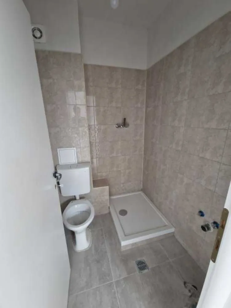 Reducere 10000 eur! Parc Plumbuita. Penthouse et3 124mp Utili 4 camere - Reducere 10.000 Eur in luna octombrie! Pret initial 149.000 EUR - pret final: 139.000 EUR! 
Imobil nou finalizat! Penthouse -mansarda, vizavi de parc Plumbuita, etaj 3/3, pe tot etajul, camere luminoase, inaltime minim 2.50, cu ferestre Velux, bai complet utilate, bloc boutique 7 apartamente. Suprafete generoase: 91 mp suprafata utila plus terasa si suprafete depozitare de 32 mp, total 123 mp! Toate taxele incluse. Poate fi compartimentat fie cu 4 camere sau 5 camere, plus terasa vedere panoramica, plus dressinguri si spatii depozitare.

Localizare: Str Sinaia nr. 36. Sector 2. Colt cu Str. Bujorul Alb
Optional: Loc de parcare 8000 eur.

Key points:
- imobil robust, P+2+M, 7 apartamente
- compartimentari interioare si exterioare exclusiv din caramida porotherm!
- acoperis Bilka Balcanic - culoare Gri
- casa scarii placata cu granit si mana curenta de inox
- interfon
- minim 2 prize / camera, circuite electrice separate pentru consumatori mari ( AC, cuptor electric etc ),
- centrala termica proprie 24 KW ! Ariston - posibilitate control termostat din aplicatie.
- izolatie caramida porotherm 25cm + termosistem 10cm !
- 2 unitati AC de 12.000 BTU instalate

Zona are multe aspecte pozitive: parcul Plumbuita este fix peste drum, in apropiere supermarket, multiple farmacii si restaurante in zona, licee si scoli generale, statie de tramvai si autobuz, troleibuz la 100 m de bloc, acces usor in noua zona comerciala Veranda Mall- Piata Obor si acces usor spre autostrada A3.

Pentru agentii: fara exclusivitate. Comision maxim 1.5% (tva inclus)