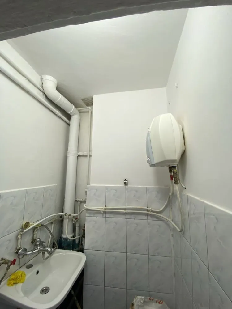 Garsoniera Lunca Florilor/ Baicului/ Doamna Ghica - Garsoniera confort 3 , renovata recent, utilata si mobilata complet.
Blocul este anvelopat, are gaze , iar incalzire se face prin radet.
Apa calda se face printr un boilet electric.
Etajul 4/4.