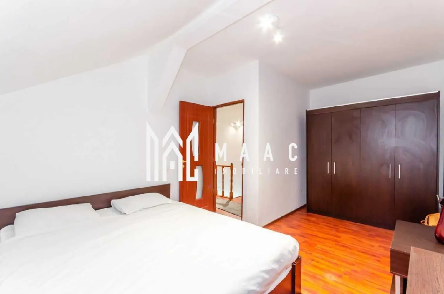 Apartament 3 camere | 88 MPU | Balcon | Stefan cel Mare - MAAC Imobiliare vă propune spre vânzare un apartament spațios și modern cu 3 camere, situat la etajul 5 din 5 al unui bloc bine întreținut, compartimentat eficient pe două niveluri și prevăzut cu balcon generos, ideal pentru o familie sau un cuplu care își dorește confort și funcționalitate.

Locuința beneficiază de o suprafață de 44,55 mp la nivelul 1, la care se adaugă nivelul superior, fiind organizată astfel:

Nivel 1:
-living
-bucătărie închisă
-baie modernă
-balcon

Nivel 2:
-două dormitoare spațioase cu paturi duble
-dressing generos

Apartamentul se vinde complet mobilat și utilat, fiind pregătit pentru mutare imediată.

Dotări și avantaje:
-centrală termică proprie Buderus
-termostat wireless controlabil de pe telefon
-aer condiționat
-mașină de spălat vase
-mașină de spălat haine
-poziționare sud-vestică, cu lumină naturală pe parcursul zilei

Compartimentarea pe două niveluri oferă delimitare clară între zona de zi și zona de noapte, iar etajul superior asigură intimitate și confort sporit.

Pentru mai multe detalii sau programarea unei vizionări vă rugăm să menționați la telefon numărul CP2765262.