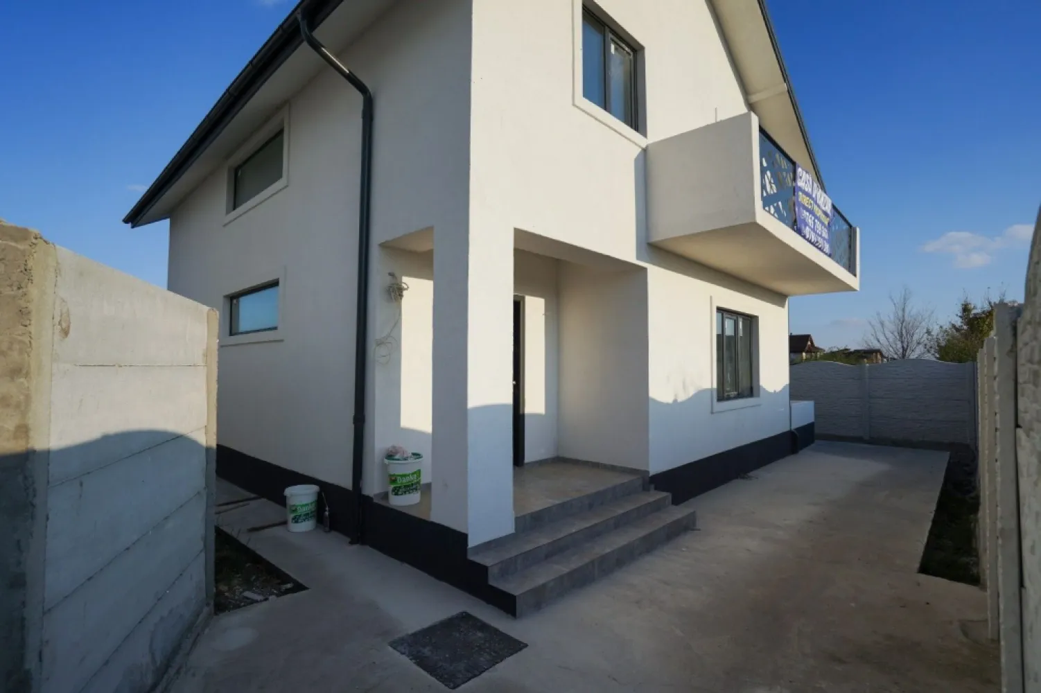 Propietar casa P+M STR.SAFIRULUI - Va aduc la cunostinta ca are drum de aces de 3m Casă individuală In Bragadiru Strada Safirului. Casă predată la cheie cu finisari de calitate. Teren 300mp. Cu toate utilitățile Gaze-Canalizare-Apa-Electricitate
Casa este compusă Parter:
*Hol intrare
*Salon
*Bucatarie
*Baie
*Terasa cu ieșire din buc și salon
La etaj se află:
*Hol
*3 dormitoare cu Dresing 
*Baie

Suprafața construita 190 m
Suprafața utila 173m
Încălzire în pardoseala la PARTER+ ETAJ
Geamuri tripan salamander
Tabla bilka
Izolație fps 80

Str.safirului se afla la limita sect.5/sect.6/sos.alexandriei
și prelungirea Ghencea
La 10 min de centru
În zona se afla:

Lidl
Mega image
Peny market
Pizzerie
Coafor
Piscina
Gradinita
Statie ratb
Sala de sport
Clinica medicala
Și multe alte magazine
Restaurante
Metrou în dr.taberei pentru mai mult poze și filmulețe vă rog să ne contactați
Pentru mai multe foto aștept mes.pe watap și trimit