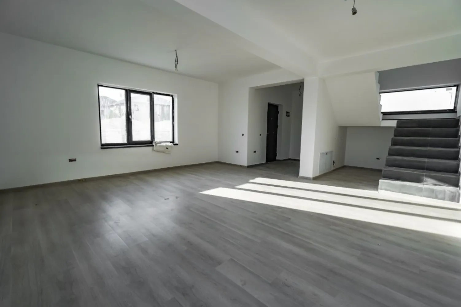 Propietar casa P+M STR.SAFIRULUI - Va aduc la cunostinta ca are drum de aces de 3m Casă individuală In Bragadiru Strada Safirului. Casă predată la cheie cu finisari de calitate. Teren 300mp. Cu toate utilitățile Gaze-Canalizare-Apa-Electricitate
Casa este compusă Parter:
*Hol intrare
*Salon
*Bucatarie
*Baie
*Terasa cu ieșire din buc și salon
La etaj se află:
*Hol
*3 dormitoare cu Dresing 
*Baie

Suprafața construita 190 m
Suprafața utila 173m
Încălzire în pardoseala la PARTER+ ETAJ
Geamuri tripan salamander
Tabla bilka
Izolație fps 80

Str.safirului se afla la limita sect.5/sect.6/sos.alexandriei
și prelungirea Ghencea
La 10 min de centru
În zona se afla:

Lidl
Mega image
Peny market
Pizzerie
Coafor
Piscina
Gradinita
Statie ratb
Sala de sport
Clinica medicala
Și multe alte magazine
Restaurante
Metrou în dr.taberei pentru mai mult poze și filmulețe vă rog să ne contactați
Pentru mai multe foto aștept mes.pe watap și trimit