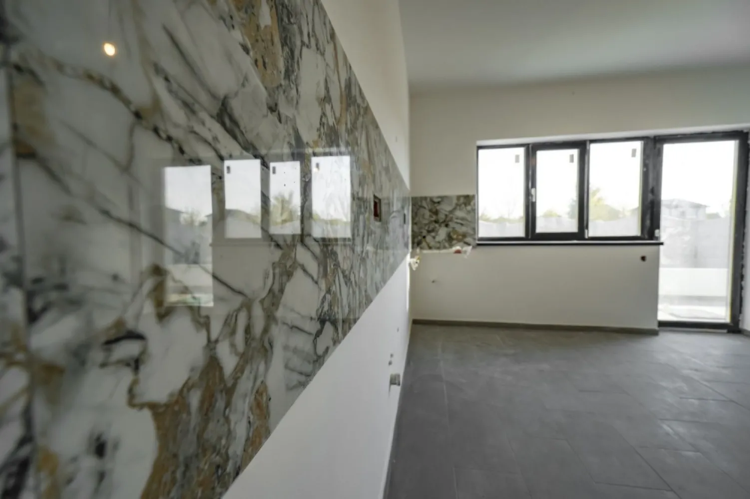 Propietar casa P+M STR.SAFIRULUI - Va aduc la cunostinta ca are drum de aces de 3m Casă individuală In Bragadiru Strada Safirului. Casă predată la cheie cu finisari de calitate. Teren 300mp. Cu toate utilitățile Gaze-Canalizare-Apa-Electricitate
Casa este compusă Parter:
*Hol intrare
*Salon
*Bucatarie
*Baie
*Terasa cu ieșire din buc și salon
La etaj se află:
*Hol
*3 dormitoare cu Dresing 
*Baie

Suprafața construita 190 m
Suprafața utila 173m
Încălzire în pardoseala la PARTER+ ETAJ
Geamuri tripan salamander
Tabla bilka
Izolație fps 80

Str.safirului se afla la limita sect.5/sect.6/sos.alexandriei
și prelungirea Ghencea
La 10 min de centru
În zona se afla:

Lidl
Mega image
Peny market
Pizzerie
Coafor
Piscina
Gradinita
Statie ratb
Sala de sport
Clinica medicala
Și multe alte magazine
Restaurante
Metrou în dr.taberei pentru mai mult poze și filmulețe vă rog să ne contactați
Pentru mai multe foto aștept mes.pe watap și trimit