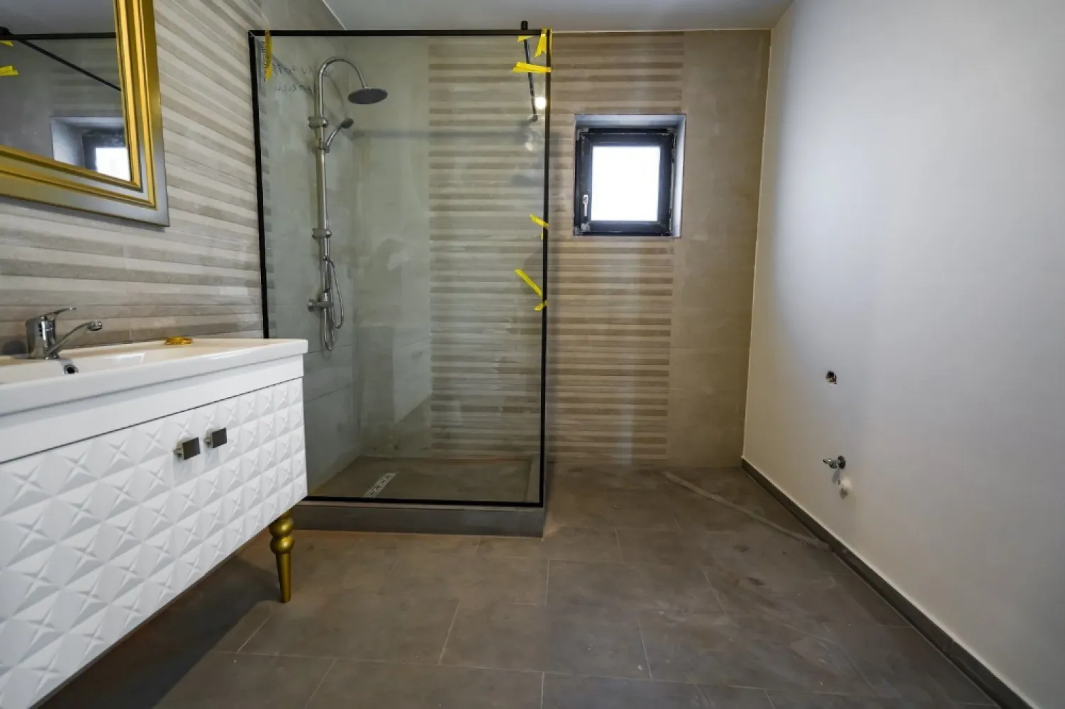 Propietar casa P+M STR.SAFIRULUI - Va aduc la cunostinta ca are drum de aces de 3m Casă individuală In Bragadiru Strada Safirului. Casă predată la cheie cu finisari de calitate. Teren 300mp. Cu toate utilitățile Gaze-Canalizare-Apa-Electricitate
Casa este compusă Parter:
*Hol intrare
*Salon
*Bucatarie
*Baie
*Terasa cu ieșire din buc și salon
La etaj se află:
*Hol
*3 dormitoare cu Dresing 
*Baie

Suprafața construita 190 m
Suprafața utila 173m
Încălzire în pardoseala la PARTER+ ETAJ
Geamuri tripan salamander
Tabla bilka
Izolație fps 80

Str.safirului se afla la limita sect.5/sect.6/sos.alexandriei
și prelungirea Ghencea
La 10 min de centru
În zona se afla:

Lidl
Mega image
Peny market
Pizzerie
Coafor
Piscina
Gradinita
Statie ratb
Sala de sport
Clinica medicala
Și multe alte magazine
Restaurante
Metrou în dr.taberei pentru mai mult poze și filmulețe vă rog să ne contactați
Pentru mai multe foto aștept mes.pe watap și trimit
