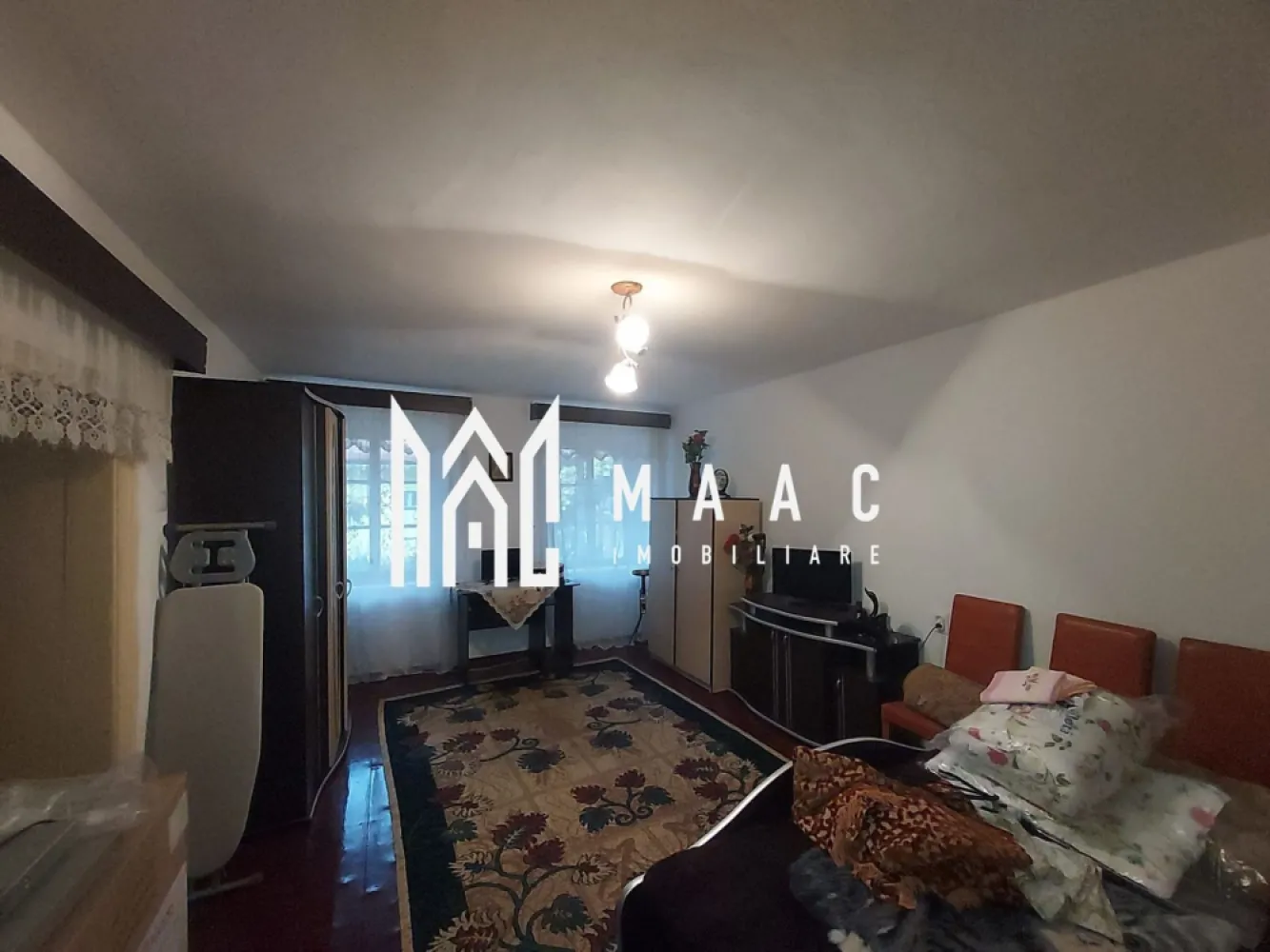 Apartament la casa | 86 MPU | str. LUNGA - MAAC Imobiliare vă propune spre vânzare o casă cu potențial excelent, situată într-o zonă centrală a Sibiului, la doar câțiva pași de Piața Cibin și la 5 minute de mers pe jos de centrul istoric.

Detalii proprietate:

Suprafață utila de 86mp
Teren: 187 mp

Compartimentare eficientă: 2 camere, bucătărie și baie

Pivniță spațioasă, pod și anexe utile pentru depozitare sau activități gospodărești

Curte comună, împărțită doar cu 3 vecini

Avantaje:

Poziție excelentă, în imediata apropiere a centrului orașului

Acces facil către magazine, piețe, transport public și instituții importante

Potrivită atât pentru locuință personală, cât și pentru investiție – închiriere pe termen lung sau regim hotelier

Preț avantajos și disponibilitate imediată

Pentru mai multe detalii și pentru programarea unei vizionări, vă rugăm să ne contactați menționând ID: CP2764631