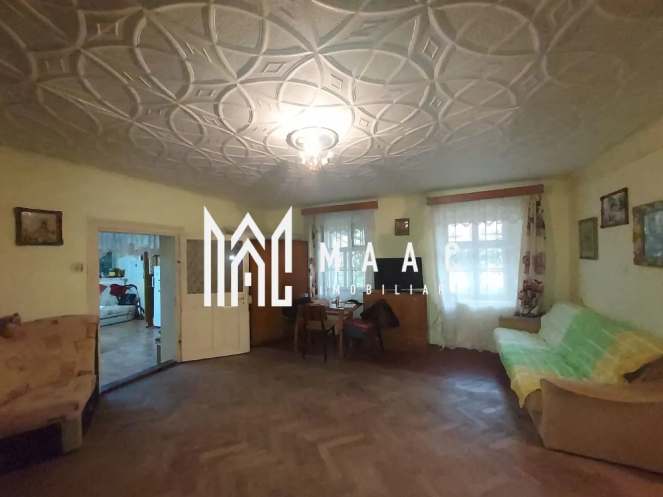 Apartament la casa | 86 MPU | str. LUNGA - MAAC Imobiliare vă propune spre vânzare o casă cu potențial excelent, situată într-o zonă centrală a Sibiului, la doar câțiva pași de Piața Cibin și la 5 minute de mers pe jos de centrul istoric.

Detalii proprietate:

Suprafață utila de 86mp
Teren: 187 mp

Compartimentare eficientă: 2 camere, bucătărie și baie

Pivniță spațioasă, pod și anexe utile pentru depozitare sau activități gospodărești

Curte comună, împărțită doar cu 3 vecini

Avantaje:

Poziție excelentă, în imediata apropiere a centrului orașului

Acces facil către magazine, piețe, transport public și instituții importante

Potrivită atât pentru locuință personală, cât și pentru investiție – închiriere pe termen lung sau regim hotelier

Preț avantajos și disponibilitate imediată

Pentru mai multe detalii și pentru programarea unei vizionări, vă rugăm să ne contactați menționând ID: CP2764631