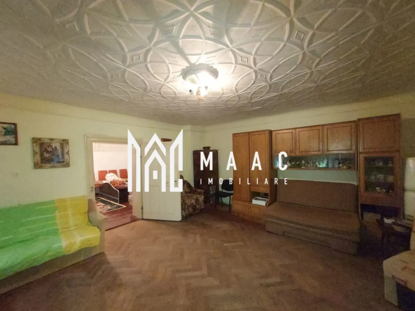 Apartament la casa | 86 MPU | str. LUNGA - MAAC Imobiliare vă propune spre vânzare o casă cu potențial excelent, situată într-o zonă centrală a Sibiului, la doar câțiva pași de Piața Cibin și la 5 minute de mers pe jos de centrul istoric.

Detalii proprietate:

Suprafață utila de 86mp
Teren: 187 mp

Compartimentare eficientă: 2 camere, bucătărie și baie

Pivniță spațioasă, pod și anexe utile pentru depozitare sau activități gospodărești

Curte comună, împărțită doar cu 3 vecini

Avantaje:

Poziție excelentă, în imediata apropiere a centrului orașului

Acces facil către magazine, piețe, transport public și instituții importante

Potrivită atât pentru locuință personală, cât și pentru investiție – închiriere pe termen lung sau regim hotelier

Preț avantajos și disponibilitate imediată

Pentru mai multe detalii și pentru programarea unei vizionări, vă rugăm să ne contactați menționând ID: CP2764631