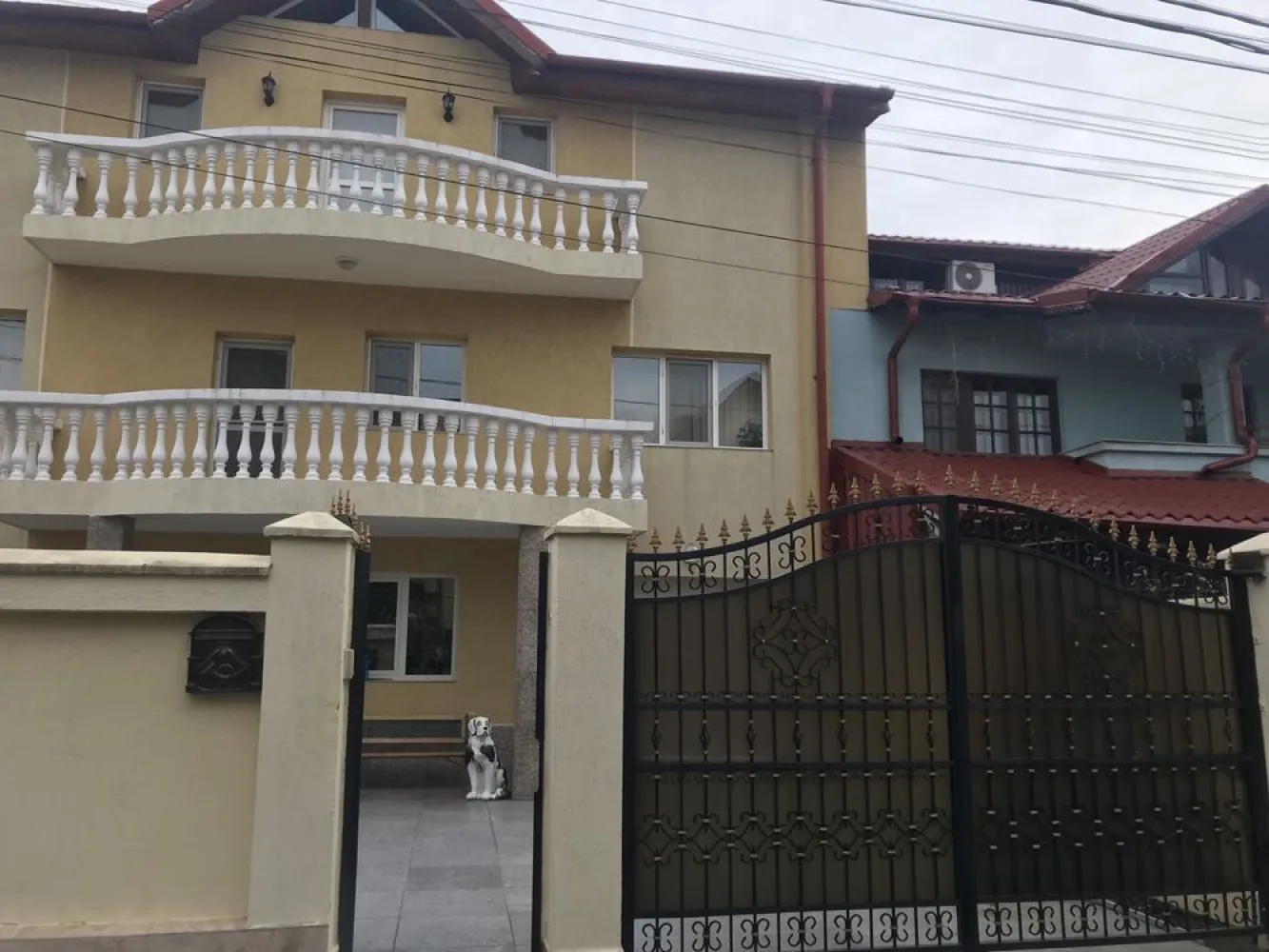 Casa Fundeni , cartierul dacic - Se vinde casa zona liniștita ! Ieșire la A3 10 min . cu amprenta de 130 pe 3 nivele ! Teren 400 mp , garaj , demisol . Complect utilată . CEA MAI BUNA OPINIE O AVEA DUPĂ O VIZIONARE !