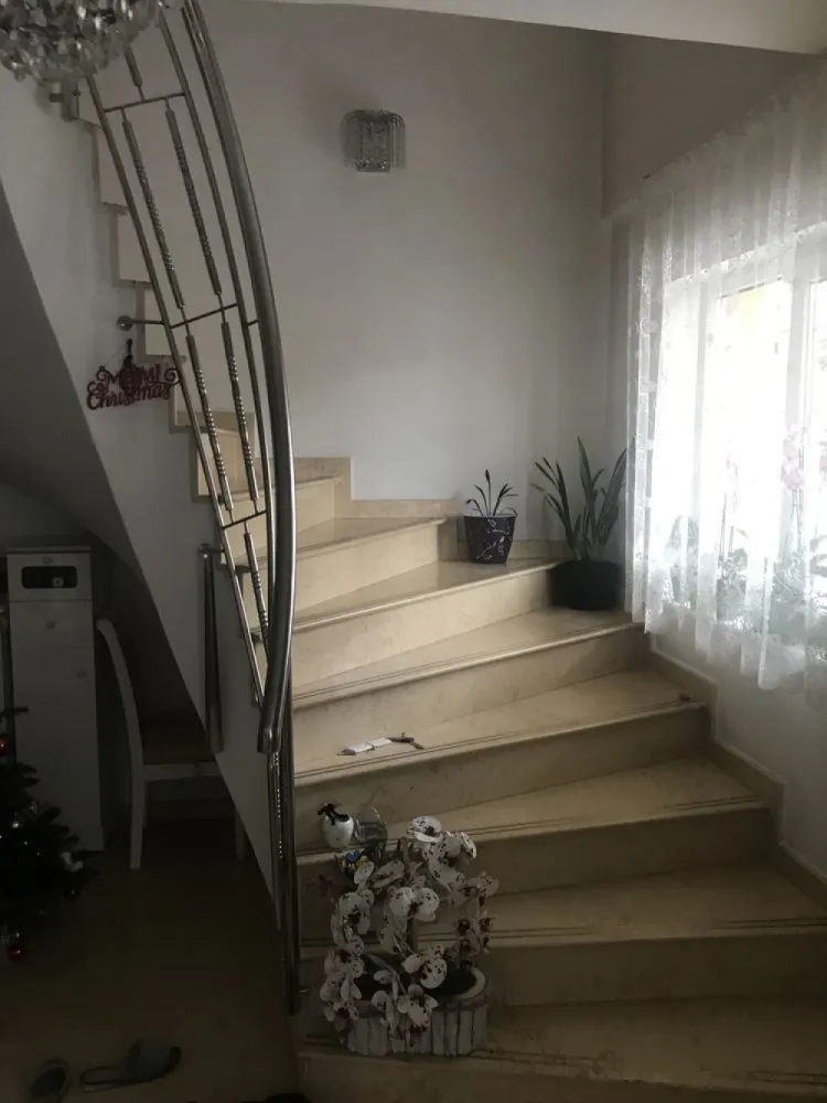 Casa Fundeni , cartierul dacic - Se vinde casa zona liniștita ! Ieșire la A3 10 min . cu amprenta de 130 pe 3 nivele ! Teren 400 mp , garaj , demisol . Complect utilată . CEA MAI BUNA OPINIE O AVEA DUPĂ O VIZIONARE !