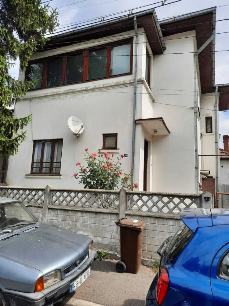 Vilă de vânzare București - Vilă având demisol, parter, etaj I și mansardă, spațiu generos în fața vilei, în spate și în lateral, dispune de 2 locuri de parcare atât în curtea interioară cât și în fața proprietății, este situată în București, pe strada Inginer Dumitru Tacu, nr. 25 la o distanță de 100 de metri de Monetăria Statului și vis a vis de Primăria sectorului 5 in zonă liniștită, în cartier de vile. Parcul Carol se află la 500 m, accesul este facil către zonele comerciale și mijloacele de transport în comun.
Prețul de vânzare este 480.000 euro. Pentru informații suplimentare și vizionare vă rugăm să sunați la numărul de telefon 07******81.