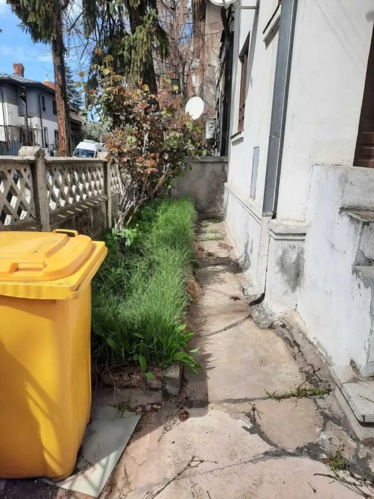 Vilă de vânzare București - Vilă având demisol, parter, etaj I și mansardă, spațiu generos în fața vilei, în spate și în lateral, dispune de 2 locuri de parcare atât în curtea interioară cât și în fața proprietății, este situată în București, pe strada Inginer Dumitru Tacu, nr. 25 la o distanță de 100 de metri de Monetăria Statului și vis a vis de Primăria sectorului 5 in zonă liniștită, în cartier de vile. Parcul Carol se află la 500 m, accesul este facil către zonele comerciale și mijloacele de transport în comun.
Prețul de vânzare este 480.000 euro. Pentru informații suplimentare și vizionare vă rugăm să sunați la numărul de telefon 07******81.