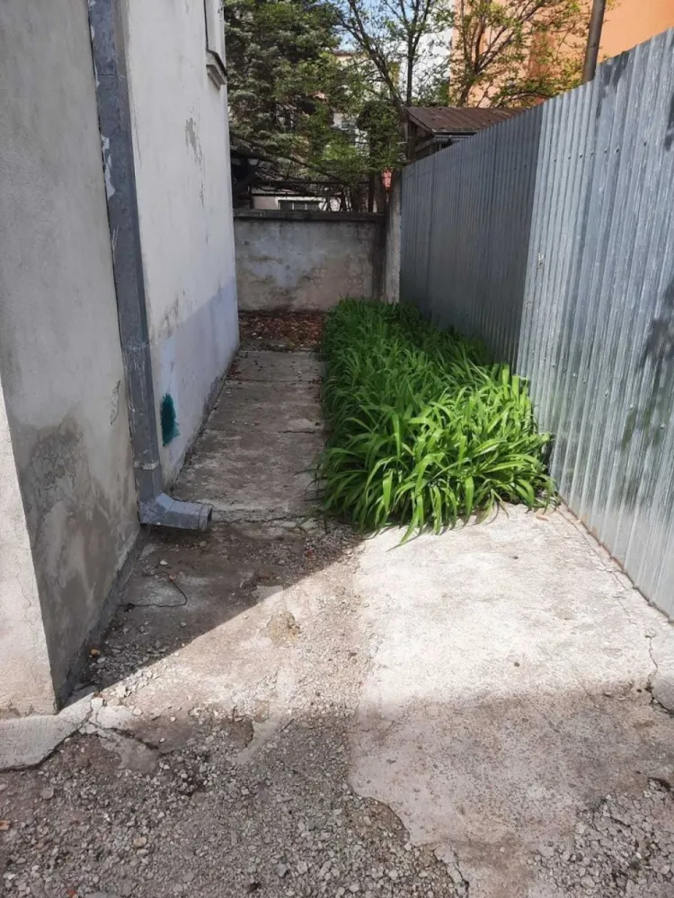 Vilă de vânzare București - Vilă având demisol, parter, etaj I și mansardă, spațiu generos în fața vilei, în spate și în lateral, dispune de 2 locuri de parcare atât în curtea interioară cât și în fața proprietății, este situată în București, pe strada Inginer Dumitru Tacu, nr. 25 la o distanță de 100 de metri de Monetăria Statului și vis a vis de Primăria sectorului 5 in zonă liniștită, în cartier de vile. Parcul Carol se află la 500 m, accesul este facil către zonele comerciale și mijloacele de transport în comun.
Prețul de vânzare este 480.000 euro. Pentru informații suplimentare și vizionare vă rugăm să sunați la numărul de telefon 07******81.