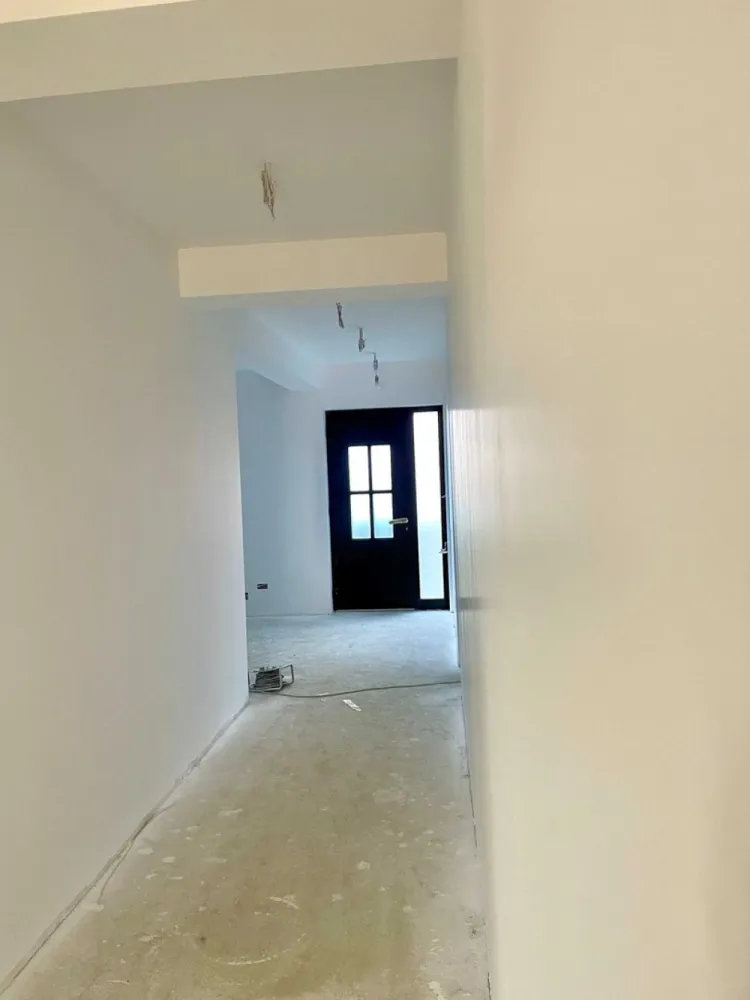 Casa P+1+M de vanzare in zona Bucurestii Noi , in constructie , la Alb - Casa situata in zona Bucurestii Noi, formata din parter etaj si mansarda .
La parter gasim un dormitor cu baie proprie, wc de servici, camera tehnica si spalatorie, debara , leaving, bucatarie cu camara .
Bucataria are deschidere in curte.
La etaj se regasesc 3 dormitoate fiecare cu baie proprie si dresing .
Mansarda este formata dintr-un spatiu deschis, 2 birouri si o baie.

Pe parter incalzirea este in parsoseala iar la etaj/mansarda cu radiatoare preinstalate.
Instalatia de incalzire Purmo este cu pompe de amestec montate pe distribuitor cu senzori de ambient pe zone fiecare camera + holuri separat.
Este achizitionat un sistem de climatizare VRF Toshiba cu 9 split-uri pentru fiecare camera.

Acoperisul este Lindab. Tamplaria este din PVC - Salamander bluEvolution 82, geam tripan.
Usa de la intrare este Groke Germania .
De asemena este achizitionat un sistem Vaillant de panouri solare cu boiler .
Utilitati gaze, canal, apa, curent trifazic.

Casa a fost tencuita pe exterior si apoi izolata cu vata bazaltica de 15 cm (pregatita pentru tencuiala decorativa) . La interior este pregatita pentru finisajul final (gresie, parchet, vopsea lavabila dorita).

In prezent autorizatia de construire a fost prelungita pana la data de 05.03.2026 termen de finalizare.

Direct proprietar
Telefon 07********31