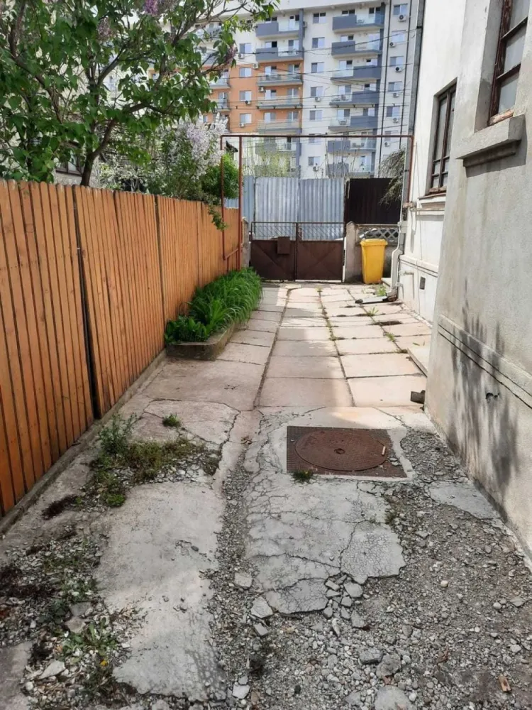 Vilă de vânzare București - Vilă având demisol, parter, etaj I și mansardă, spațiu generos în fața vilei, în spate și în lateral, dispune de 2 locuri de parcare atât în curtea interioară cât și în fața proprietății, este situată în București, pe strada Inginer Dumitru Tacu, nr. 25 la o distanță de 100 de metri de Monetăria Statului și vis a vis de Primăria sectorului 5 in zonă liniștită, în cartier de vile. Parcul Carol se află la 500 m, accesul este facil către zonele comerciale și mijloacele de transport în comun.
Prețul de vânzare este 480.000 euro. Pentru informații suplimentare și vizionare vă rugăm să sunați la numărul de telefon 07******81.