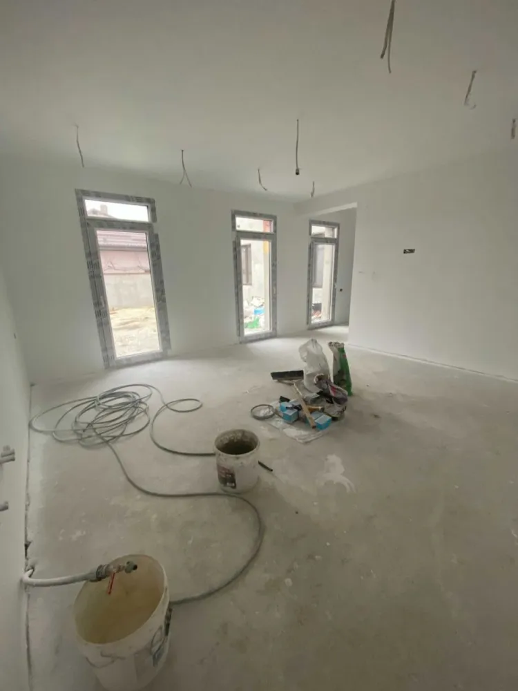 Casa P+1+M de vanzare in zona Bucurestii Noi , in constructie , la Alb - Casa situata in zona Bucurestii Noi, formata din parter etaj si mansarda .
La parter gasim un dormitor cu baie proprie, wc de servici, camera tehnica si spalatorie, debara , leaving, bucatarie cu camara .
Bucataria are deschidere in curte.
La etaj se regasesc 3 dormitoate fiecare cu baie proprie si dresing .
Mansarda este formata dintr-un spatiu deschis, 2 birouri si o baie.

Pe parter incalzirea este in parsoseala iar la etaj/mansarda cu radiatoare preinstalate.
Instalatia de incalzire Purmo este cu pompe de amestec montate pe distribuitor cu senzori de ambient pe zone fiecare camera + holuri separat.
Este achizitionat un sistem de climatizare VRF Toshiba cu 9 split-uri pentru fiecare camera.

Acoperisul este Lindab. Tamplaria este din PVC - Salamander bluEvolution 82, geam tripan.
Usa de la intrare este Groke Germania .
De asemena este achizitionat un sistem Vaillant de panouri solare cu boiler .
Utilitati gaze, canal, apa, curent trifazic.

Casa a fost tencuita pe exterior si apoi izolata cu vata bazaltica de 15 cm (pregatita pentru tencuiala decorativa) . La interior este pregatita pentru finisajul final (gresie, parchet, vopsea lavabila dorita).

In prezent autorizatia de construire a fost prelungita pana la data de 05.03.2026 termen de finalizare.

Direct proprietar
Telefon 07********31